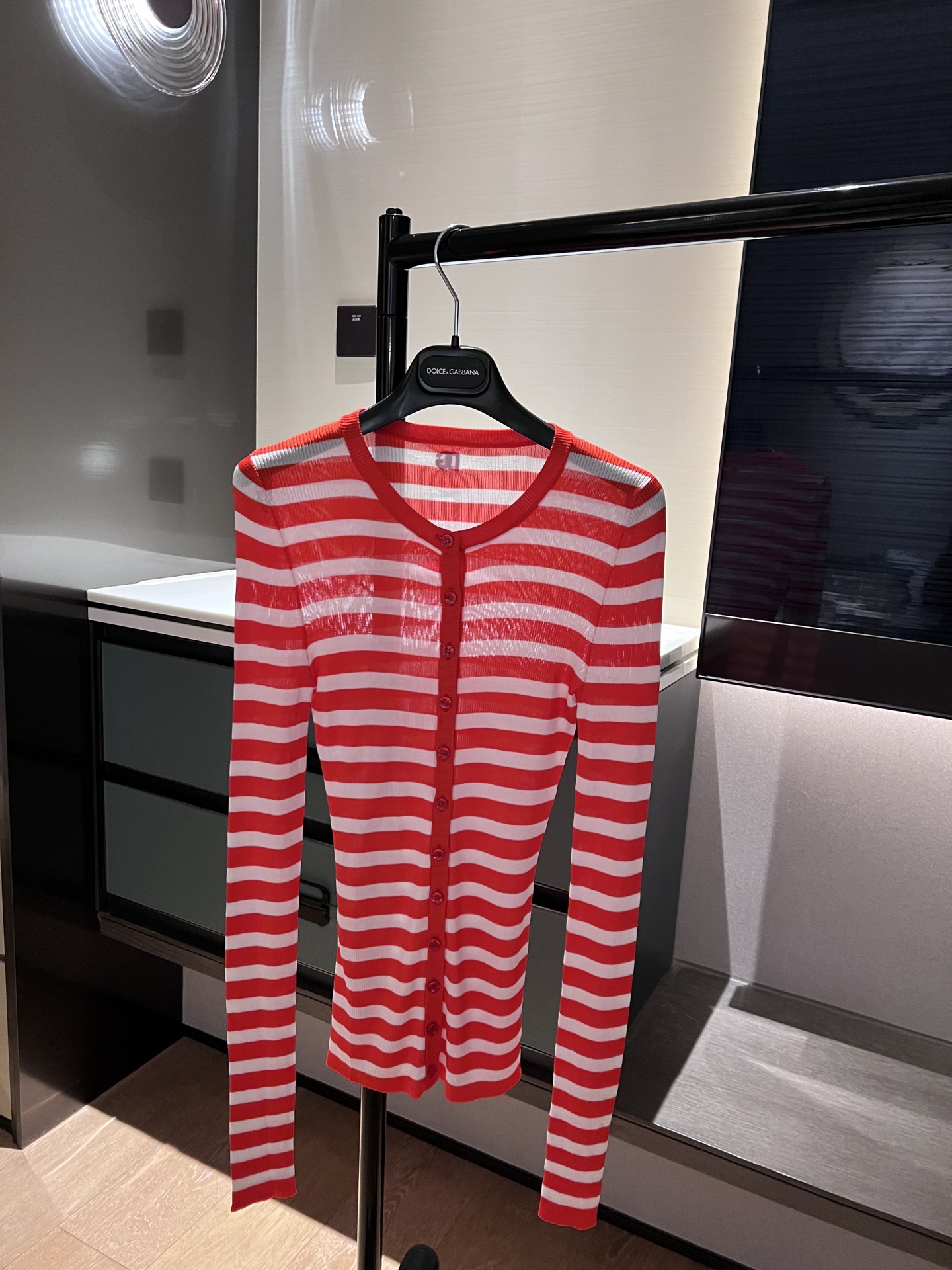 NO:952654,The new early autumn long-sleeved striped sweater can be worn as a cardigan in an air-conditioned room!  Must-have items for travel and photo-taking in early autumn: 36-38-40-42p,,sweaters,19860909早秋新品条纹毛衣长袖 可以当开衫空调房穿！早秋必入出行拍照上镜现货36-38-40-42p,,sweaters,,Women's clothing
