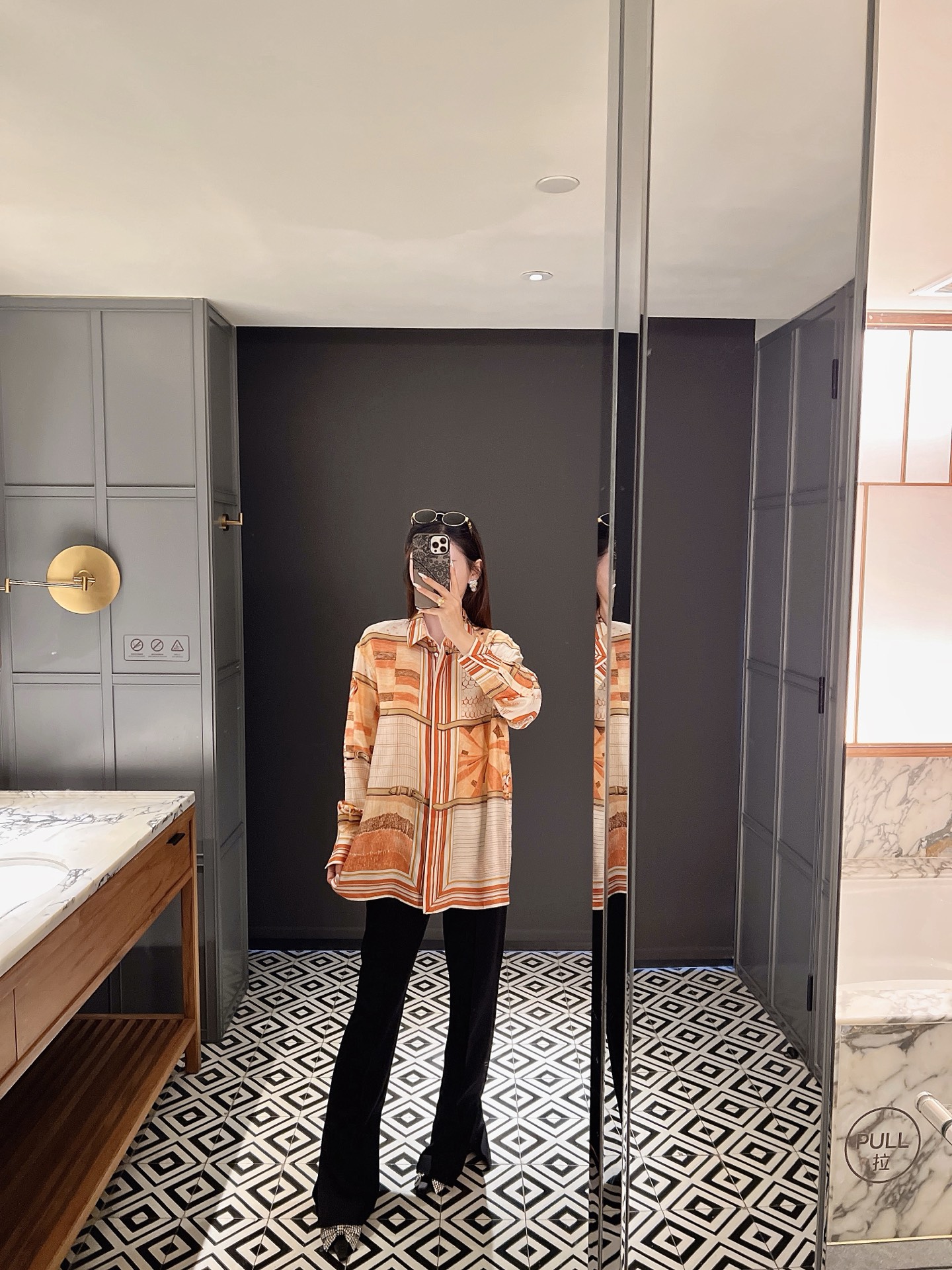 NO:483881,New silk twill printed shirts for autumn and winter!  Love latest style color spot 36-38-40-42p, real silk, alexander wang19860909秋冬新品真丝斜纹绸印花衬衣！爱最新款花色现货36-38-40-42p,,real silk,alexander wang,Women's clothing