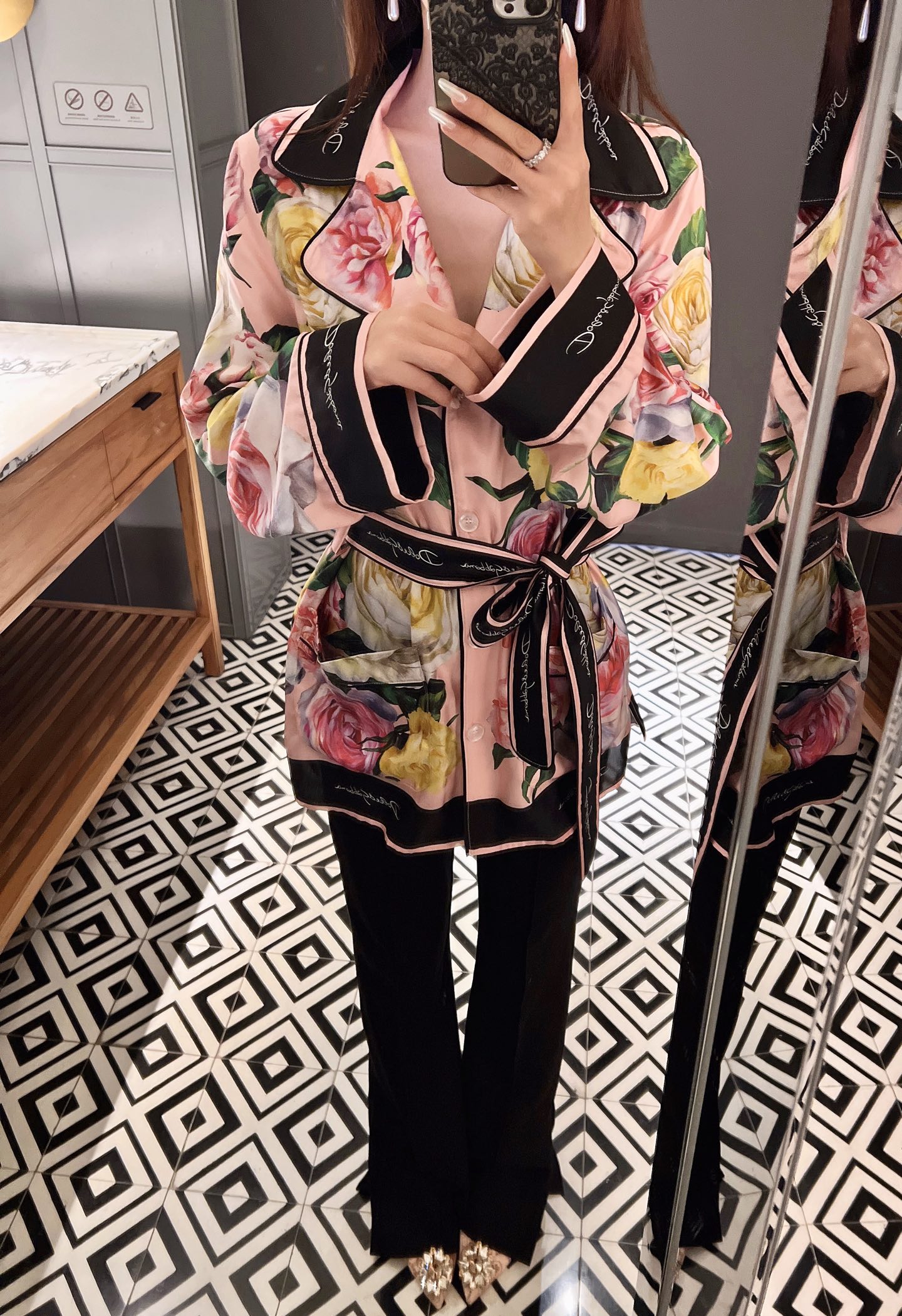 NO:487092,New product silk satin positioning printed shirts for autumn and winter!  Loose pajamas lazy style design!  Spot 36-38-40-42p, real silk, alexander wang19860909秋冬新品真丝缎定位印花衬衣！宽松睡衣慵懒风格设计！现货36-38-40-42p,,real silk,alexander wang,Women's clothing