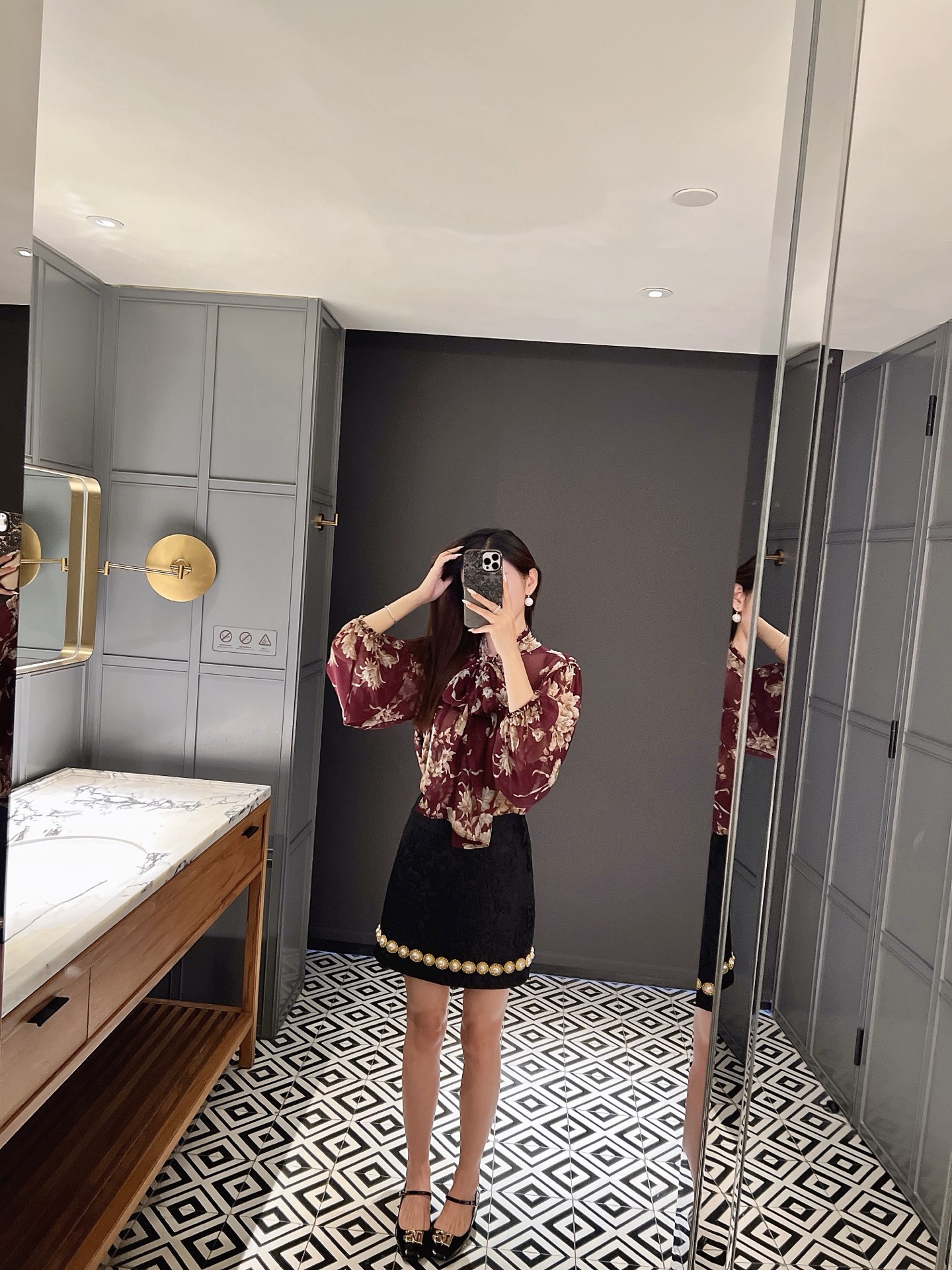 NO:488332,New burgundy silk shirt with Autumn and Winter!  The fairy-like beauty is beautiful when worn alone!  Spot 36-38-40-42p, real silk, alexander wang19860909秋冬新品酒红底真丝衬衣！仙气飘飘内搭单穿都很美！现货36-38-40-42p,,real silk,alexander wang,Women's clothing