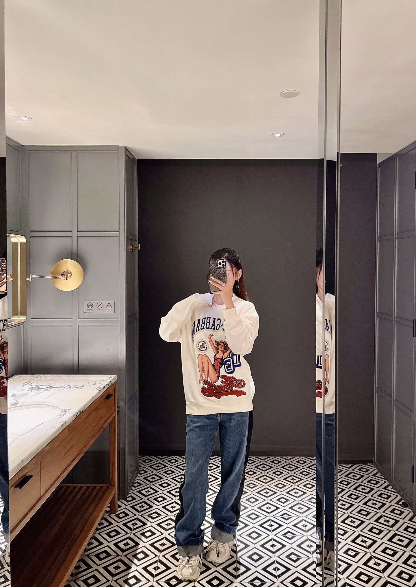 NO:503588,New heavy-industrial embroidered sweatshirts in autumn and winter!  Arrange orders!  36-38-40-42, hoodie,sweatshirts,alexander wang19860909秋冬新款重工绣花卫衣！排单！36-38-40-42,,hoodie,sweatshirts,alexander wang,Women's clothing