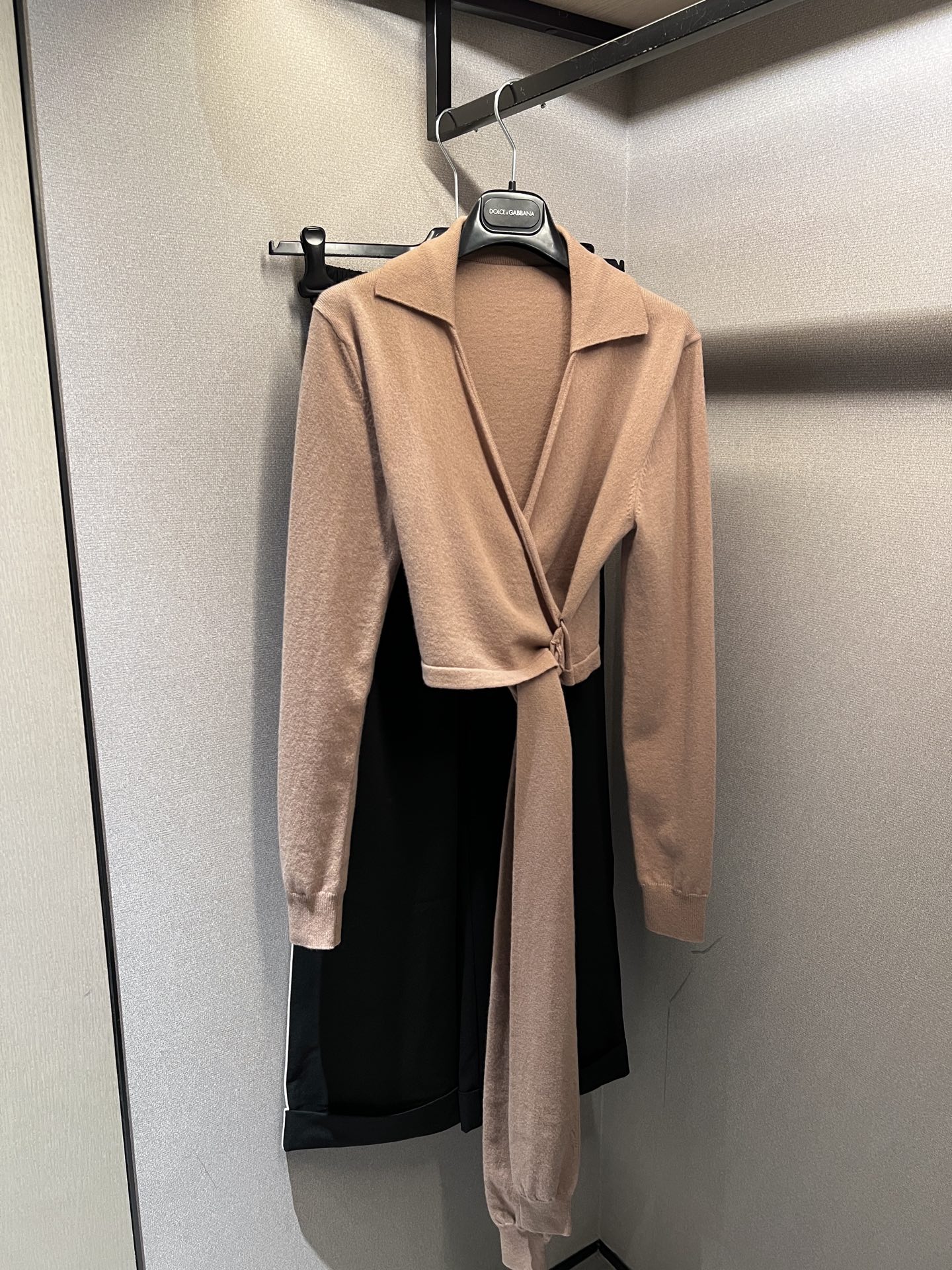 NO:577763,The new autumn and winter 70 cashmere 30 wool cardigan is full of design!  Two colors!  Spot 36-38-40-42p,,alexander wang19860909秋冬新品70羊绒30羊毛设计感十足的一款开衫！两个颜色！现货36-38-40-42p,,alexander wang,Women's clothing