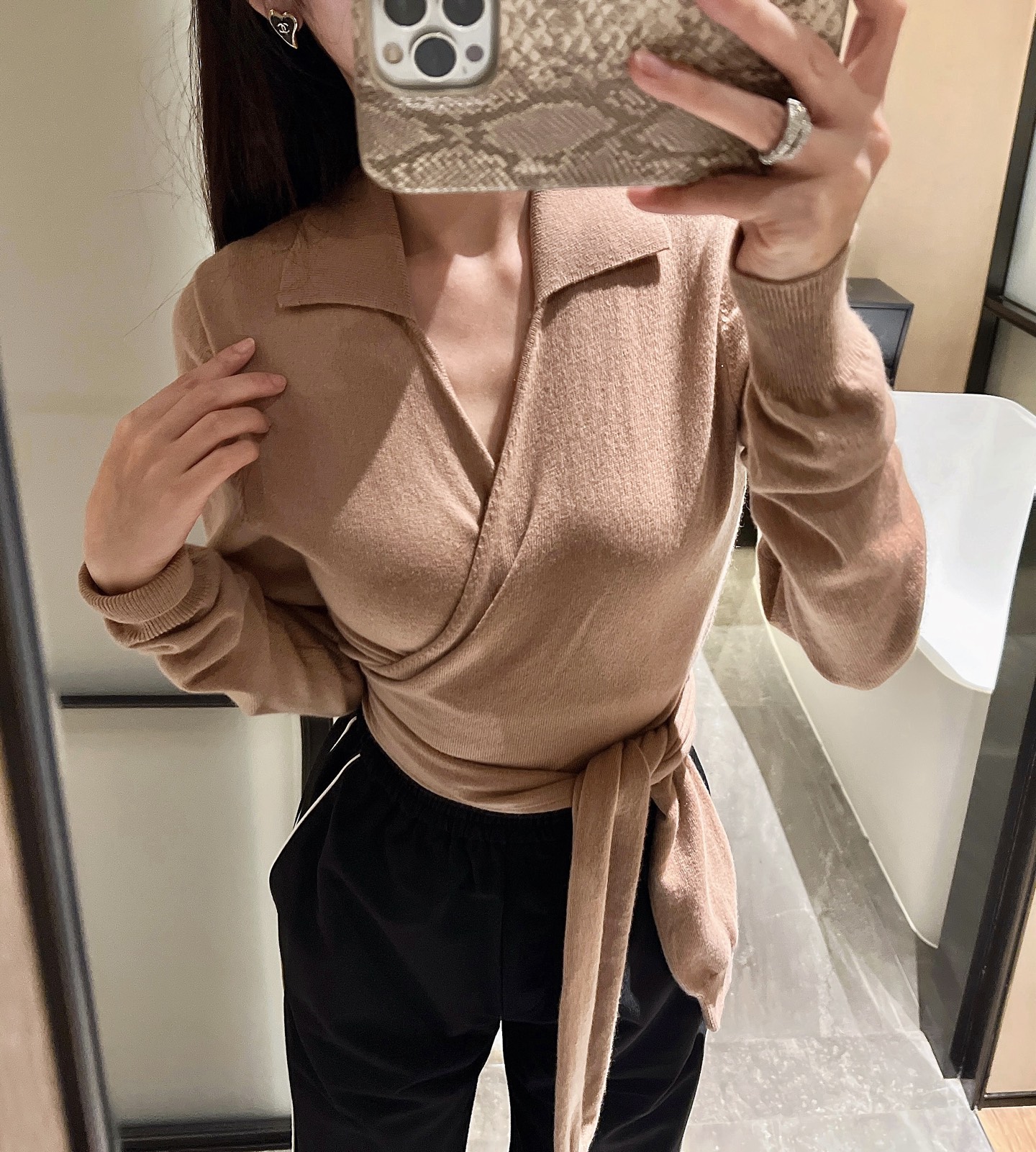 NO:952554,The new autumn and winter 70 cashmere 30 wool cardigan is full of design!  Two colors!  Spot 36-38-40-42,,19860909秋冬新品70羊绒30羊毛设计感十足的一款开衫！两个颜色！现货36-38-40-42,,,Women's clothing