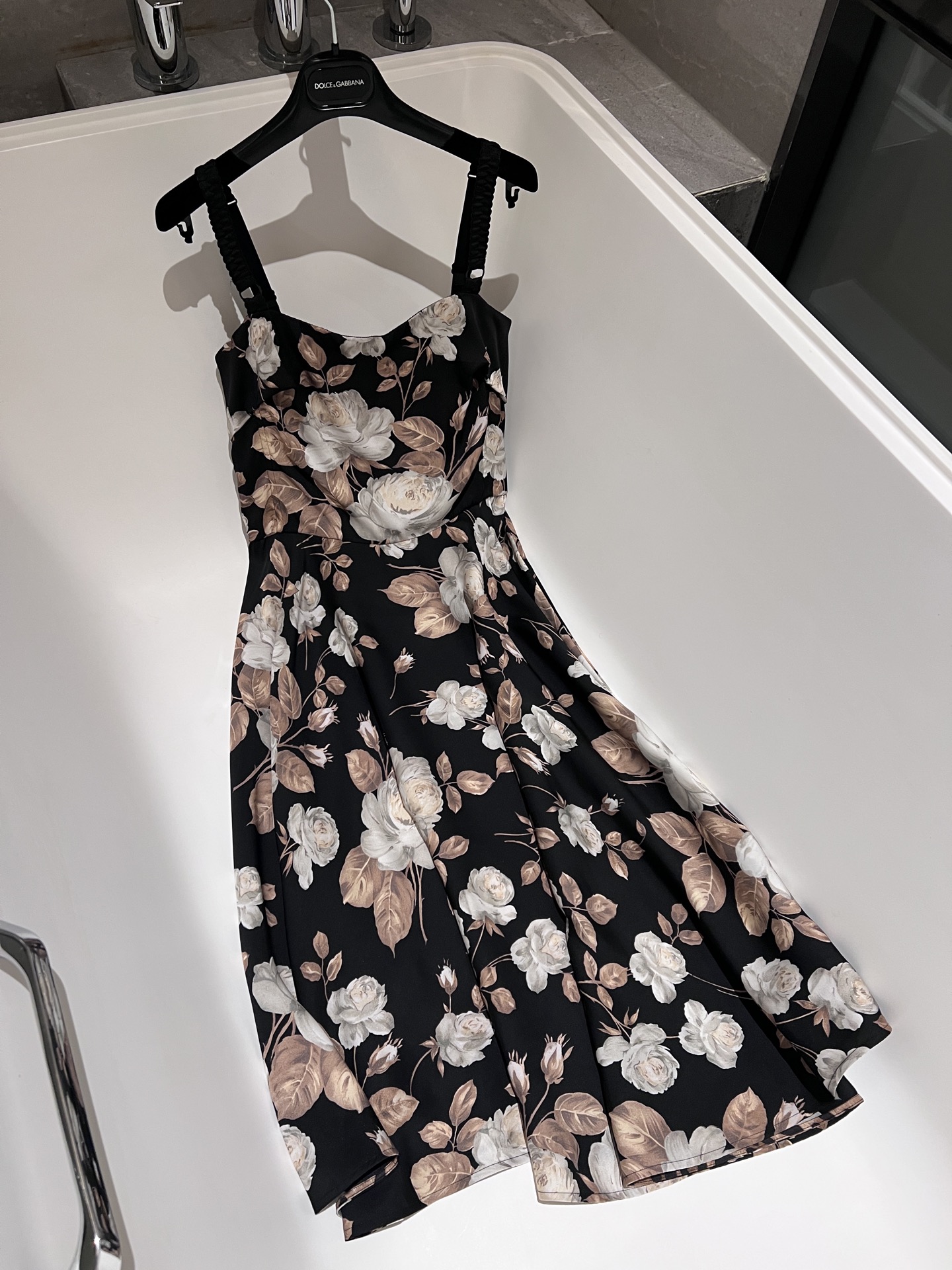 26早春新品❤️真丝锻面料玫瑰印花吊带连衣裙！超大摆面料。现货36-38-40-42