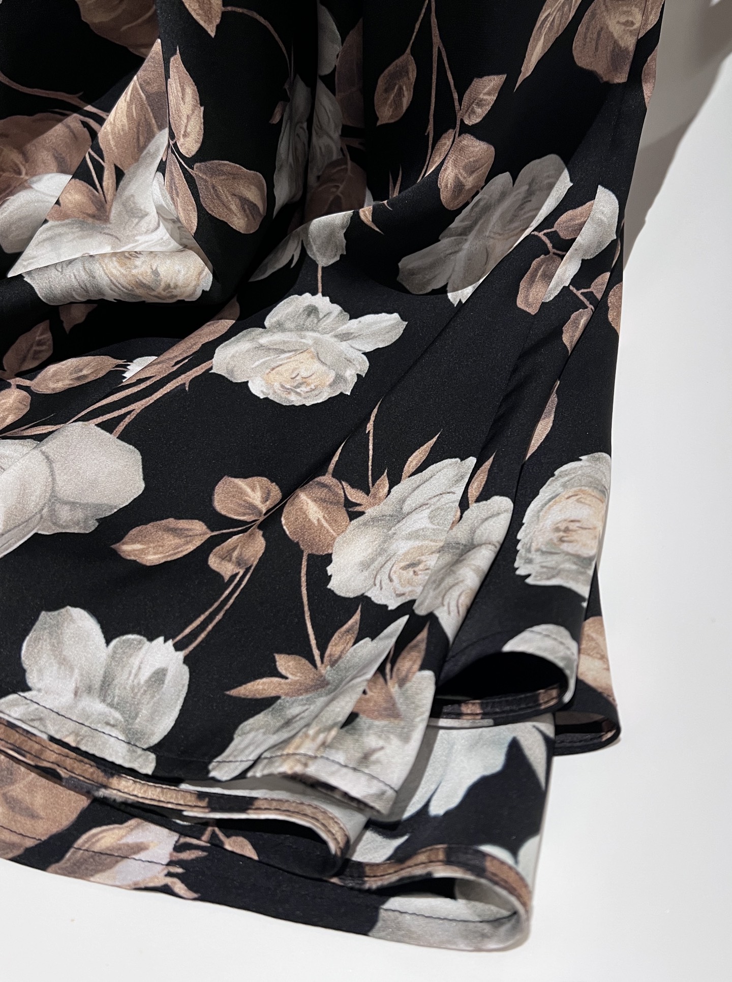 26早春新品❤️真丝锻面料玫瑰印花吊带连衣裙！超大摆面料。现货36-38-40-42