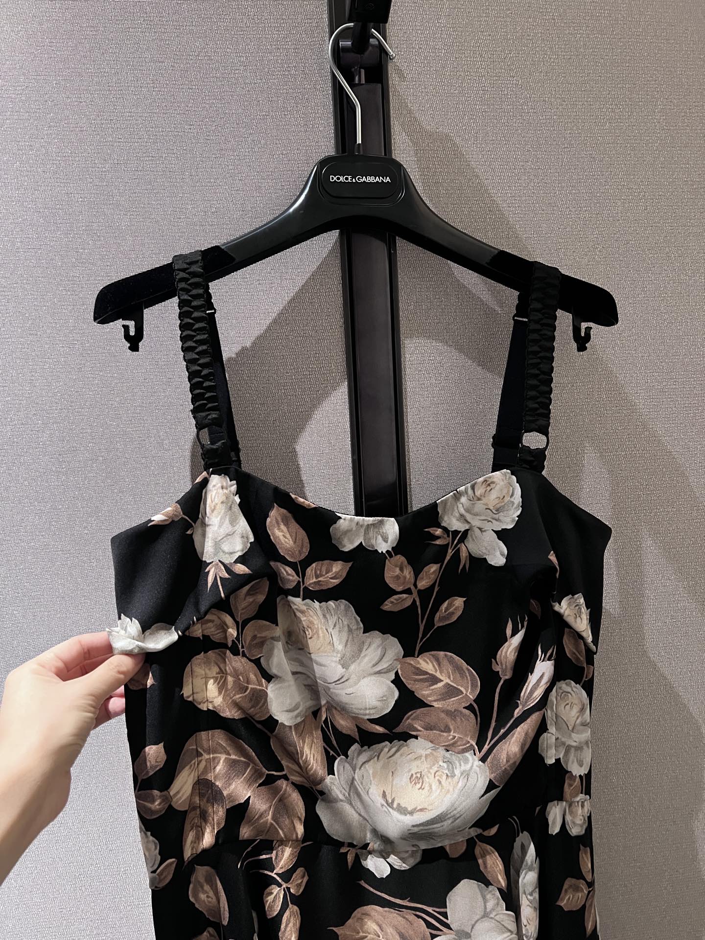 26早春新品❤️真丝锻面料玫瑰印花吊带连衣裙！超大摆面料。现货36-38-40-42