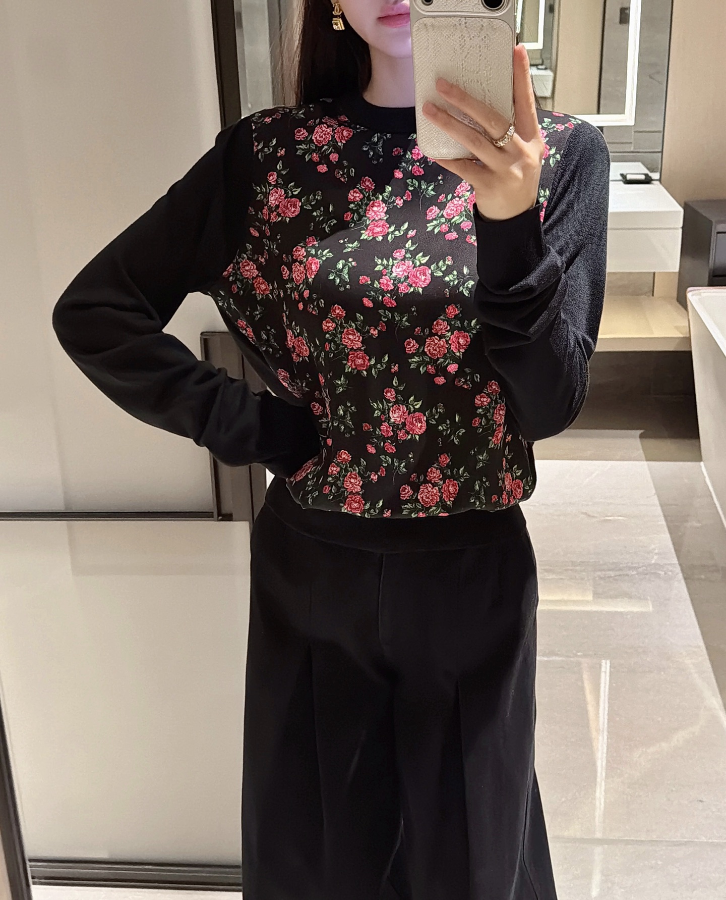 NO:715759,26 early spring new silk yarn splicing silk satin fabric pullover base sweater!  Orders will be shipped on February 2, 36-38-40-42, real silk,1986090926早春新品真丝纱线拼接真丝缎面料套头打底毛衫！排单2月2日发货36-38-40-42,,real silk,,Women's clothing