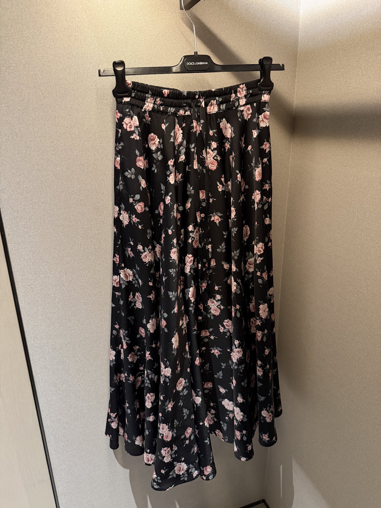 26早春新品❤️真丝碎花套装！上衣徘单！半裙真丝缎超大摆现货36-38-40-42 半裙