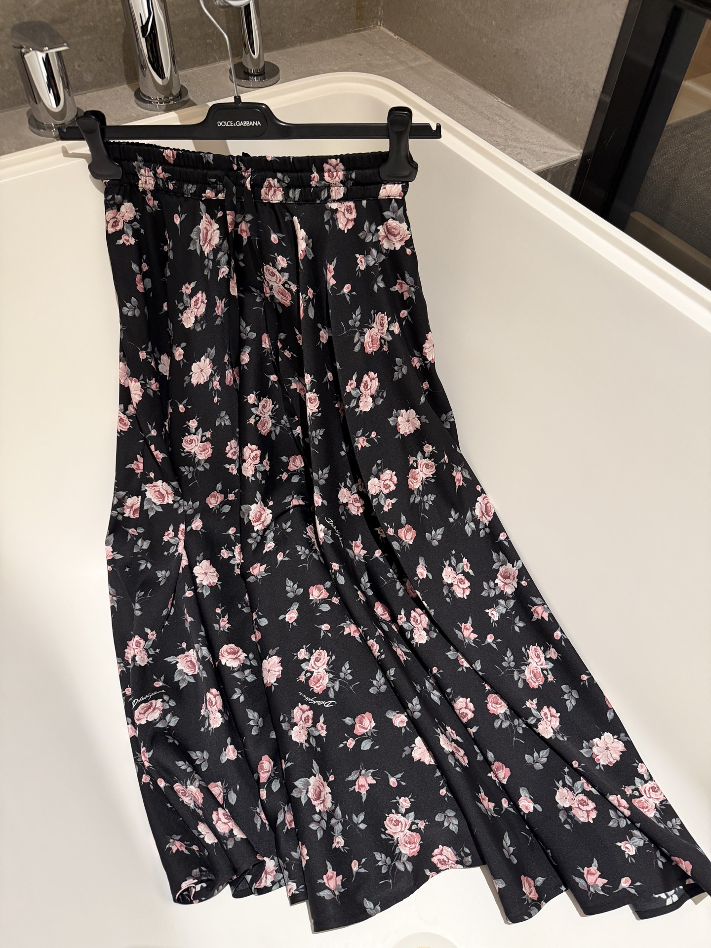 26早春新品❤️真丝碎花套装！上衣徘单！半裙真丝缎超大摆现货36-38-40-42 半裙