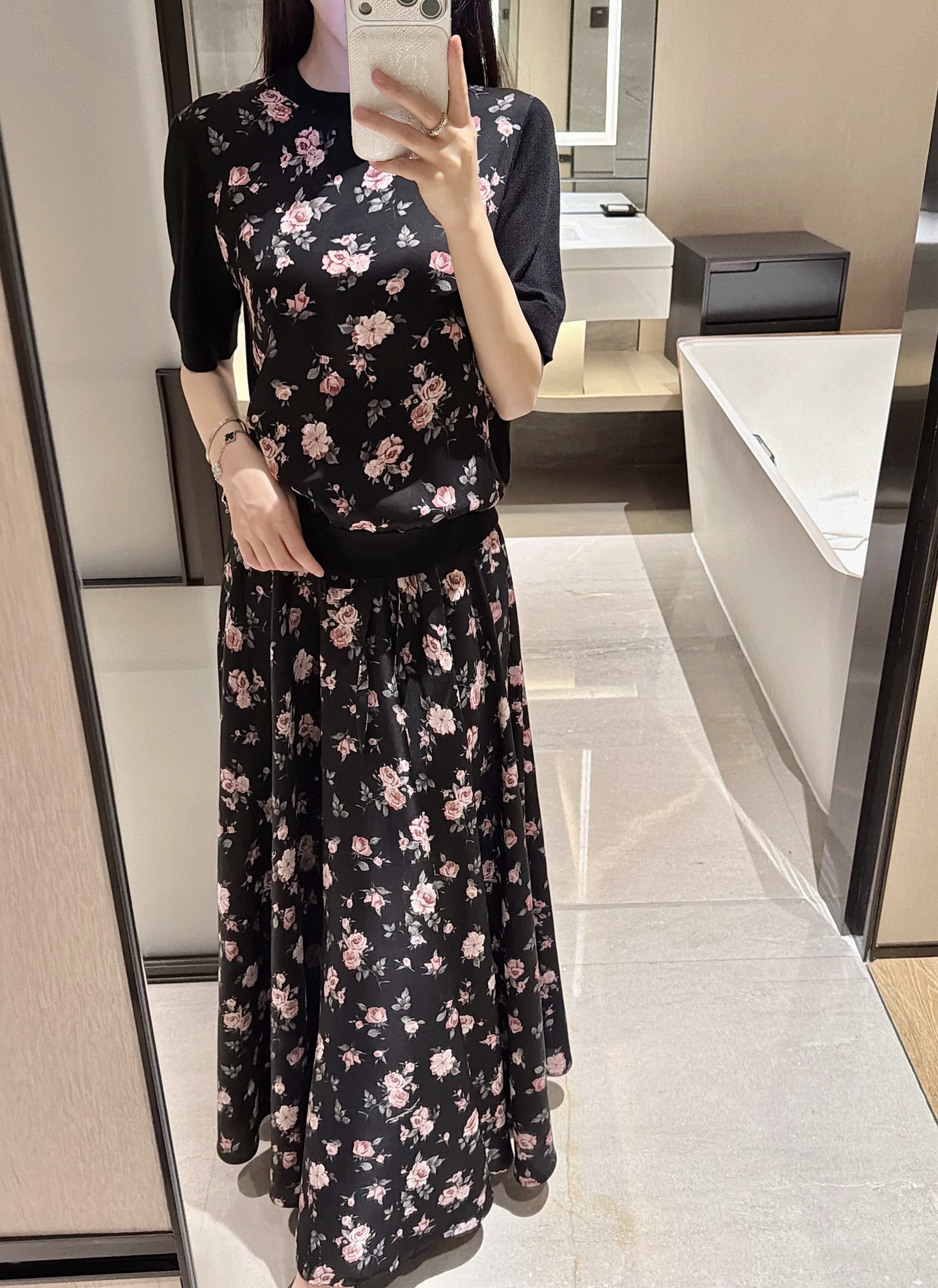 NO:716092,26 new early spring silk floral suit!  Tops alone!  Half skirt of silk satin with extra large hem in stock 36-38-40-42,,skirts,real silk,1986090926早春新品真丝碎花套装！上衣徘单！半裙真丝缎超大摆现货36-38-40-42,,skirts,real silk,,Women's clothing