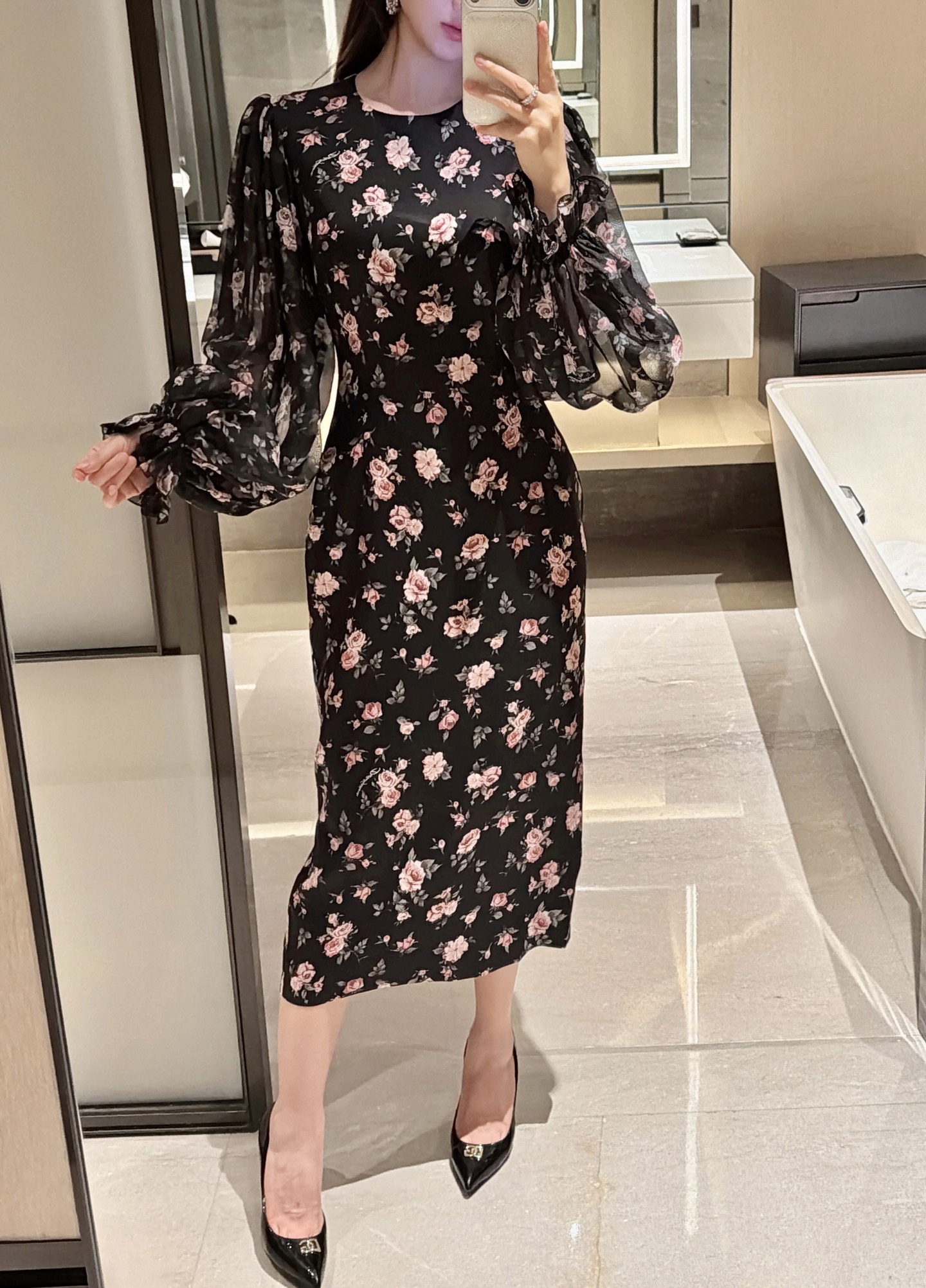 NO:716560,26 new early spring silk satin fabric dress!  This year’s hot floral series!  Durable and not easily outdated, spot 36-38-40-42,,skirts,real silk,1986090926早春新品真丝缎面料连衣裙！今年大火的碎花系列！耐看不易过时现货36-38-40-42,,skirts,real silk,,Women's clothing