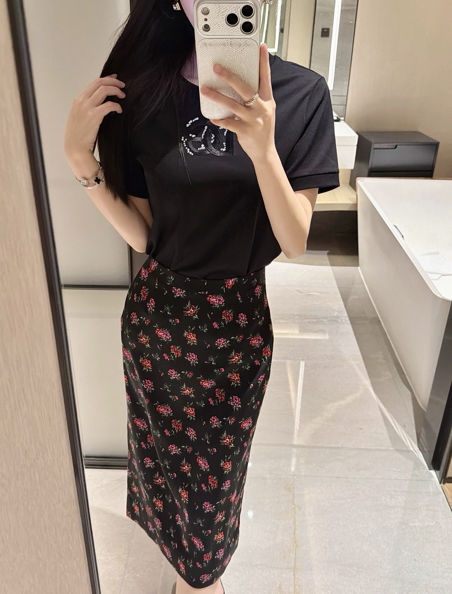 NO:716780,T skirt 26 spring and summer new style pure cotton logo embroidered T silk satin fabric skirt!  Spot 36-38-40-42,,skirts,real silk,19860909T 半裙26春夏新款纯棉logo刺绣T 真丝缎面料半裙！现货36-38-40-42,,skirts,real silk,,Women's clothing