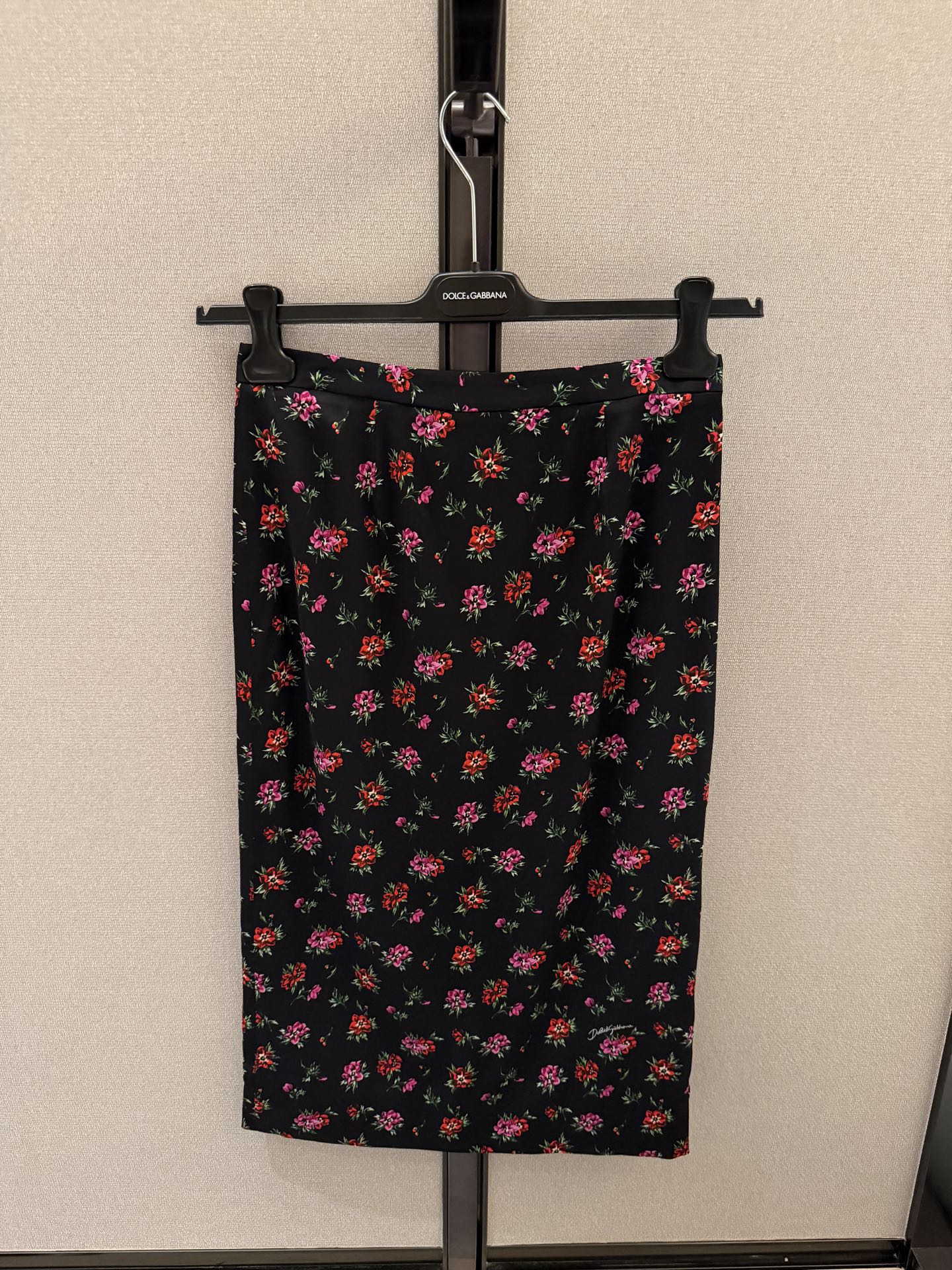 NO:716778,26 spring and summer new pure cotton logo embroidered T silk satin fabric skirt!  Spot 36-38-40-42,,skirts,real silk,1986090926春夏新款纯棉logo刺绣T 真丝缎面料半裙！现货36-38-40-42,,skirts,real silk,,Women's clothing