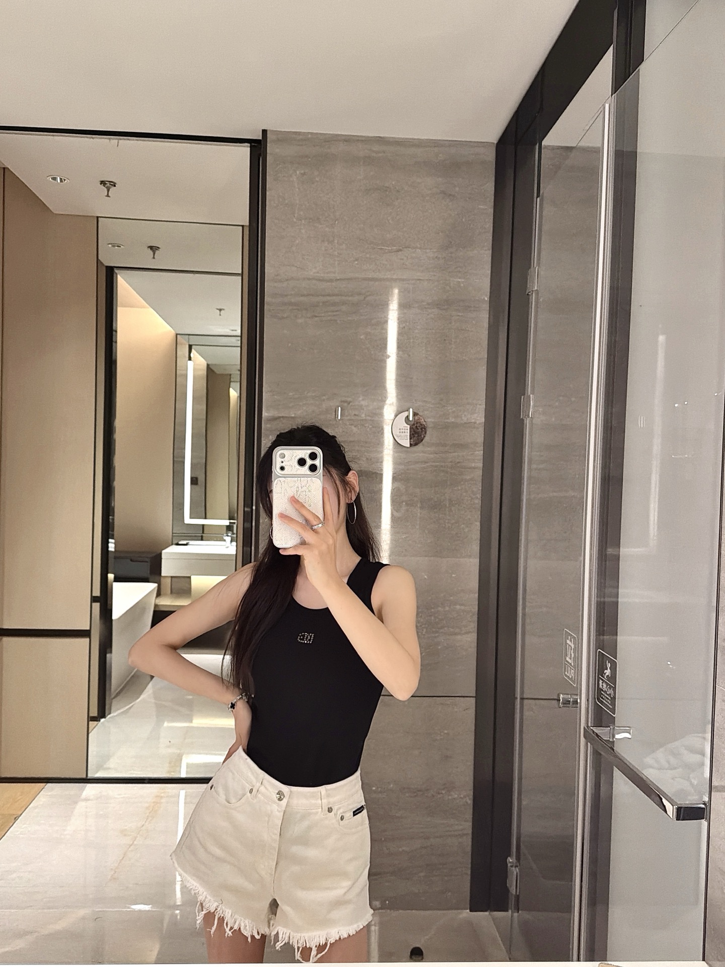 NO:729969,26 spring and summer new style black logo vest with embroidered words and hot diamonds!  Versatile style!  Orders will be shipped within one week!  36-38-40-42,,1986090926春夏新款绣字烫钻黑色logo小背心！百搭款！排单发货一周！36-38-40-42,,,Women's clothing