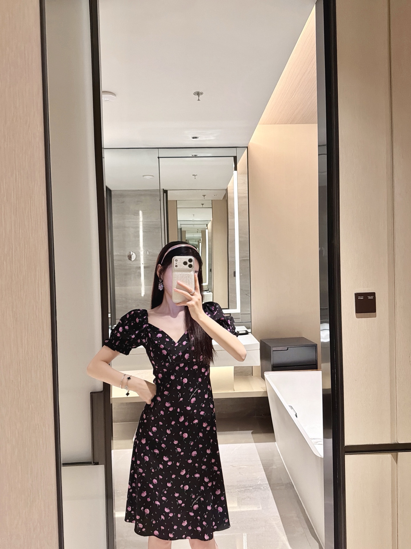 NO:737418,26 spring and summer new thickened silk floral v-neck dress!  Cute and playful ready-made 36-38-40-42,,skirts,real silk,1986090926春夏新品加厚真丝碎花v领连衣裙！可爱又俏皮现货36-38-40-42,,skirts,real silk,,Women's clothing