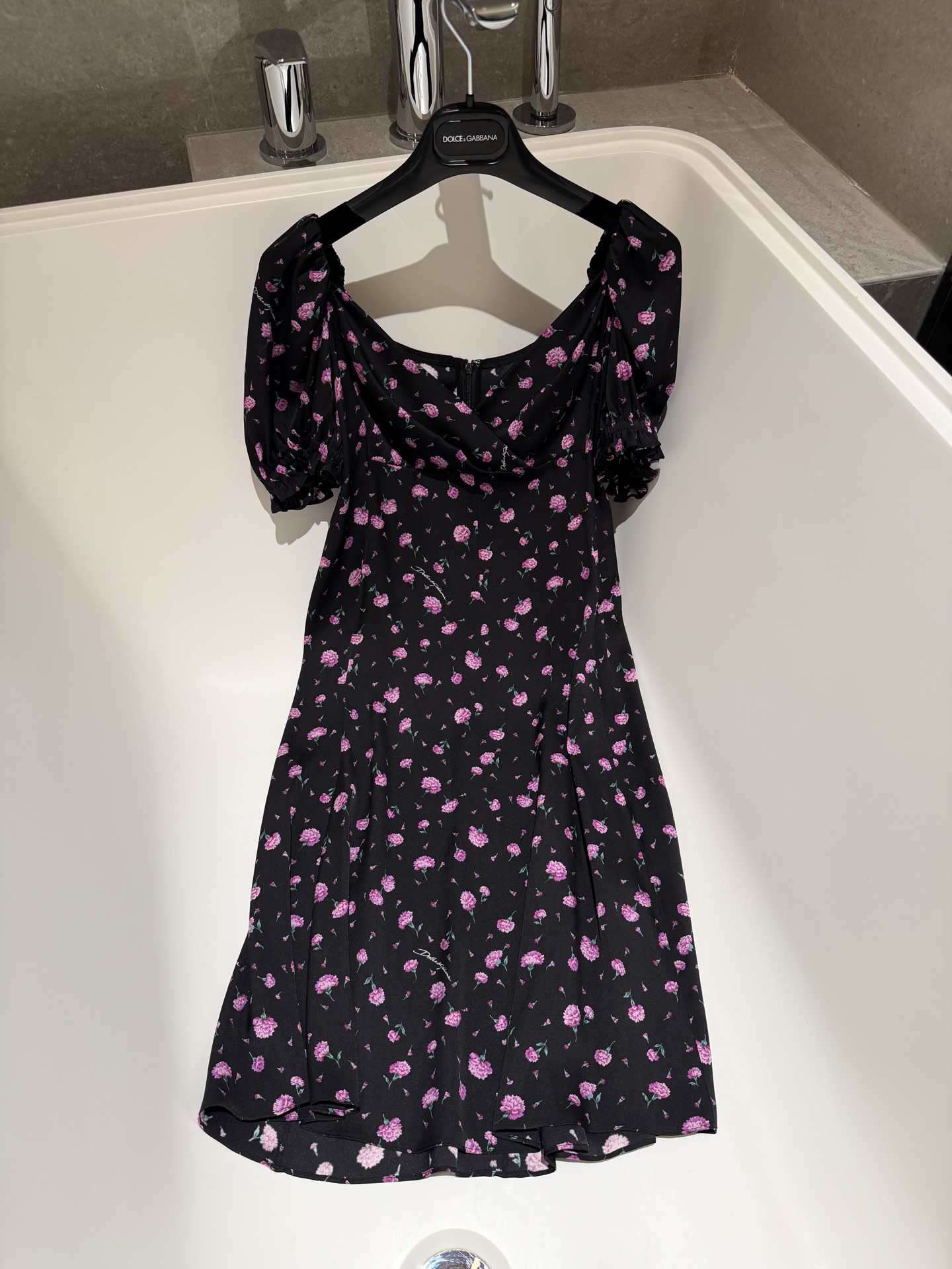 NO:737417,26 spring and summer new thickened silk floral v-neck dress!  Cute and playful ready-made 36-38-40-42,,skirts,real silk,1986090926春夏新品加厚真丝碎花v领连衣裙！可爱又俏皮现货36-38-40-42,,skirts,real silk,,Women's clothing