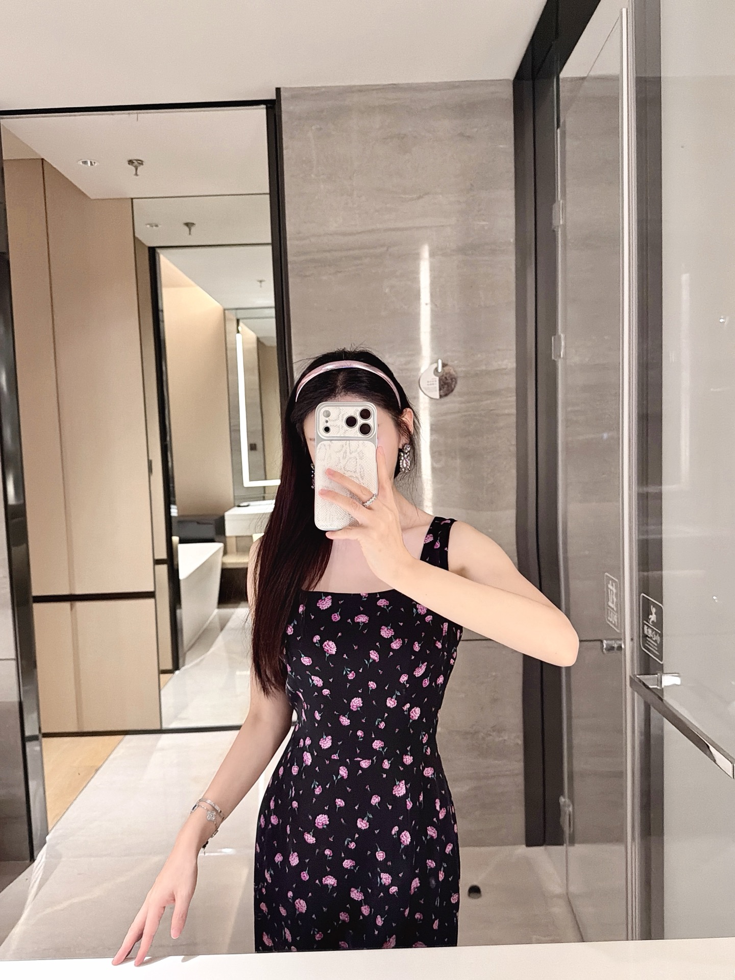 NO:737421,26 spring and summer new small floral series suspender dress!  This dress is lined with real silk. In stock: 36-38-40-42p, skirts, real silk,1986090926春夏新款小碎花系列款吊带连衣裙！这款连衣裙里面有加真丝内衬 现货36-38-40-42p,,skirts,real silk,,Women's clothing