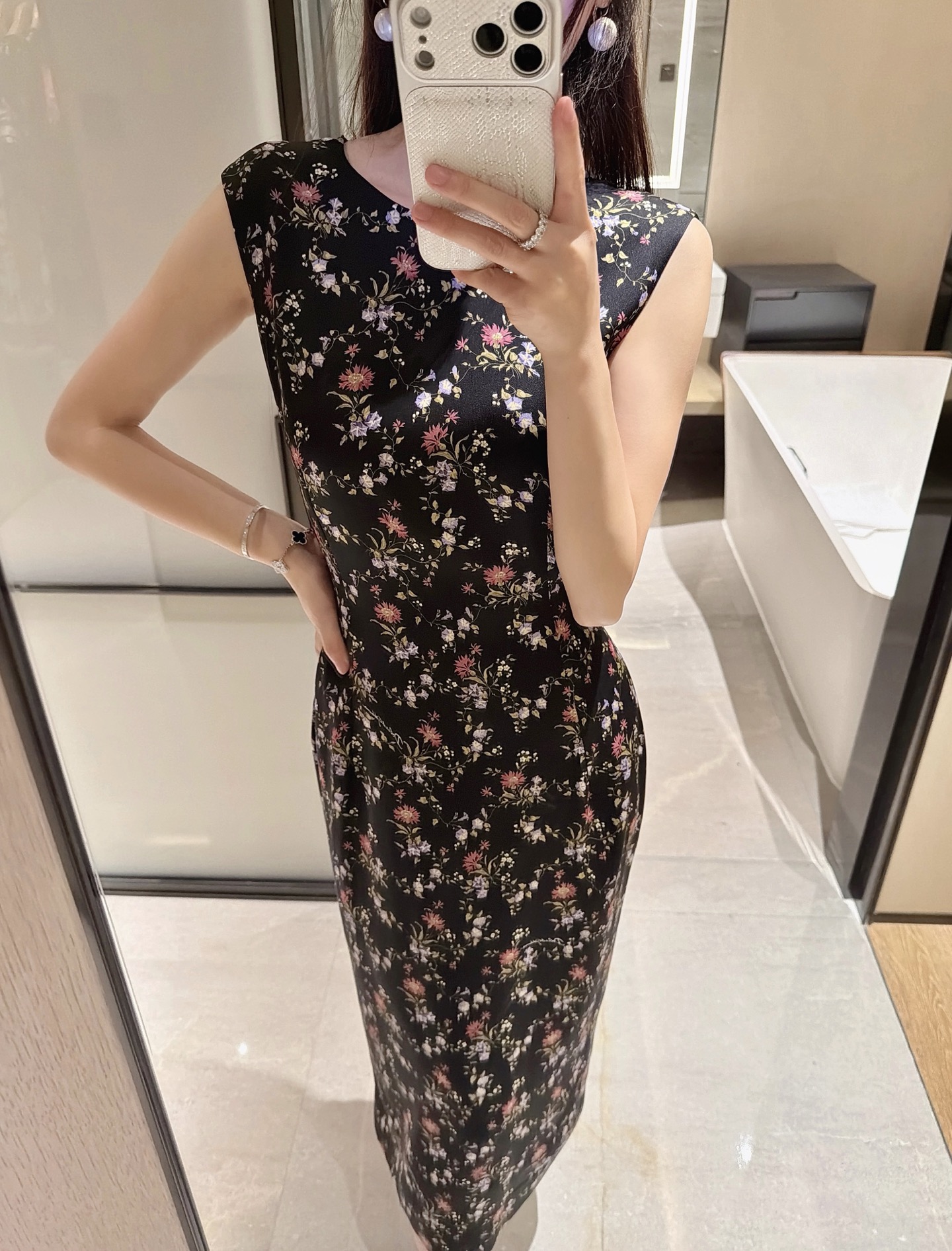 NO:739177,26 Spring and Summer New Style Weld 'dark tone romance' on the body. The black bottom floral tea dress from the 26 Spring and Summer Sicilian Street Rhythm series directly unlocks two temperaments. Gentle lady style. Sleeveless style + black velvet bag. The satin fabric has a soft mist luster. The sleeveless design complements the shoulder and neck lines. The tiny flowers hide a low-key nobility. When attending a light dinner or date, it will feel like stepping out of a retro illustrated magazine. Ready-made 36-38-40-42, skirts,1986090926春夏新款 把“暗调浪漫”焊在身上 26春夏西西里街韵系列的黑底碎花茶歇裙,直接解锁两种气质 温柔大小姐风 无袖款+黑丝绒包,缎面面料泛着柔雾光泽,无袖设计衬得肩颈线条超优越,细碎小花藏着低调贵气,出席轻晚宴或约会都像从复古画报里走出来现货36-38-40-42,,skirts,,Women's clothing