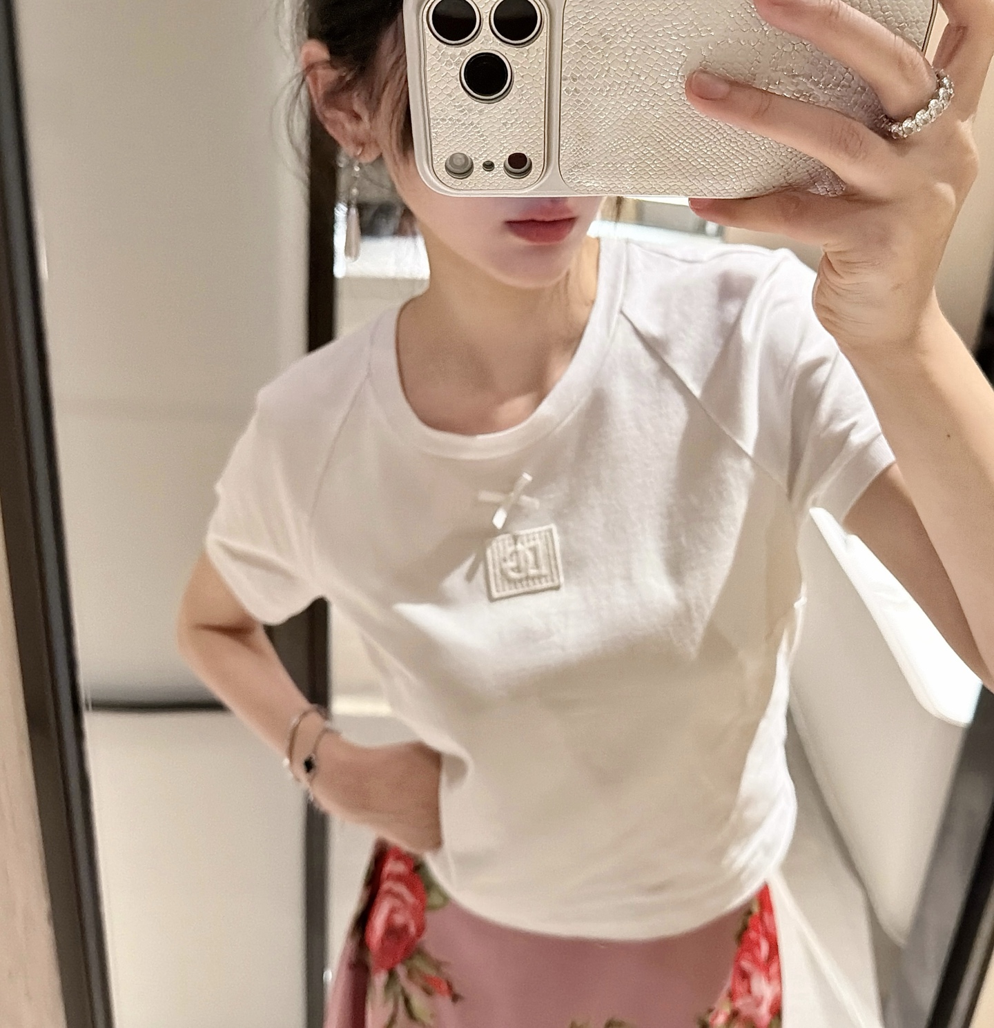 NO:747992,26 spring and summer new embroidered T-shirts in stock 36-38-40-42p,,1986090926春夏新款刺绣T百搭现货36-38-40-42p,,,Women's clothing