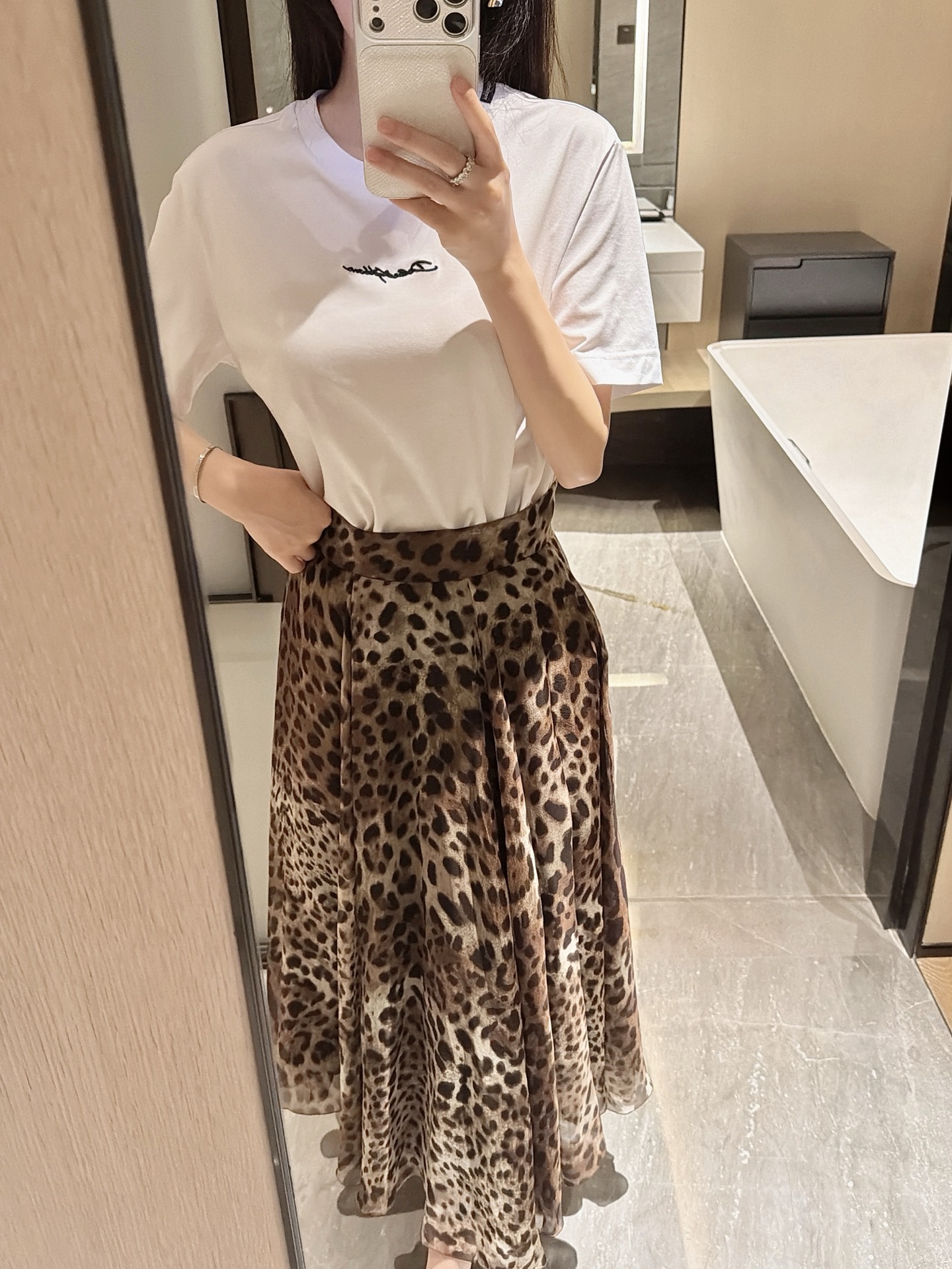 NO:752965,26 spring and summer new embroidered white T, versatile style in stock 36-38-40-42,,1986090926春夏新款绣字白T 百搭款现货36-38-40-42,,,Women's clothing