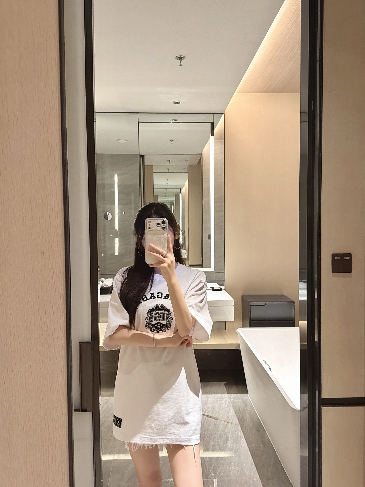 NO:748027,26 spring and summer new embroidery pattern T, versatile style in stock 36-38-40-42,,1986090926春夏新款刺绣图案T 百搭款现货36-38-40-42,,,Women's clothing