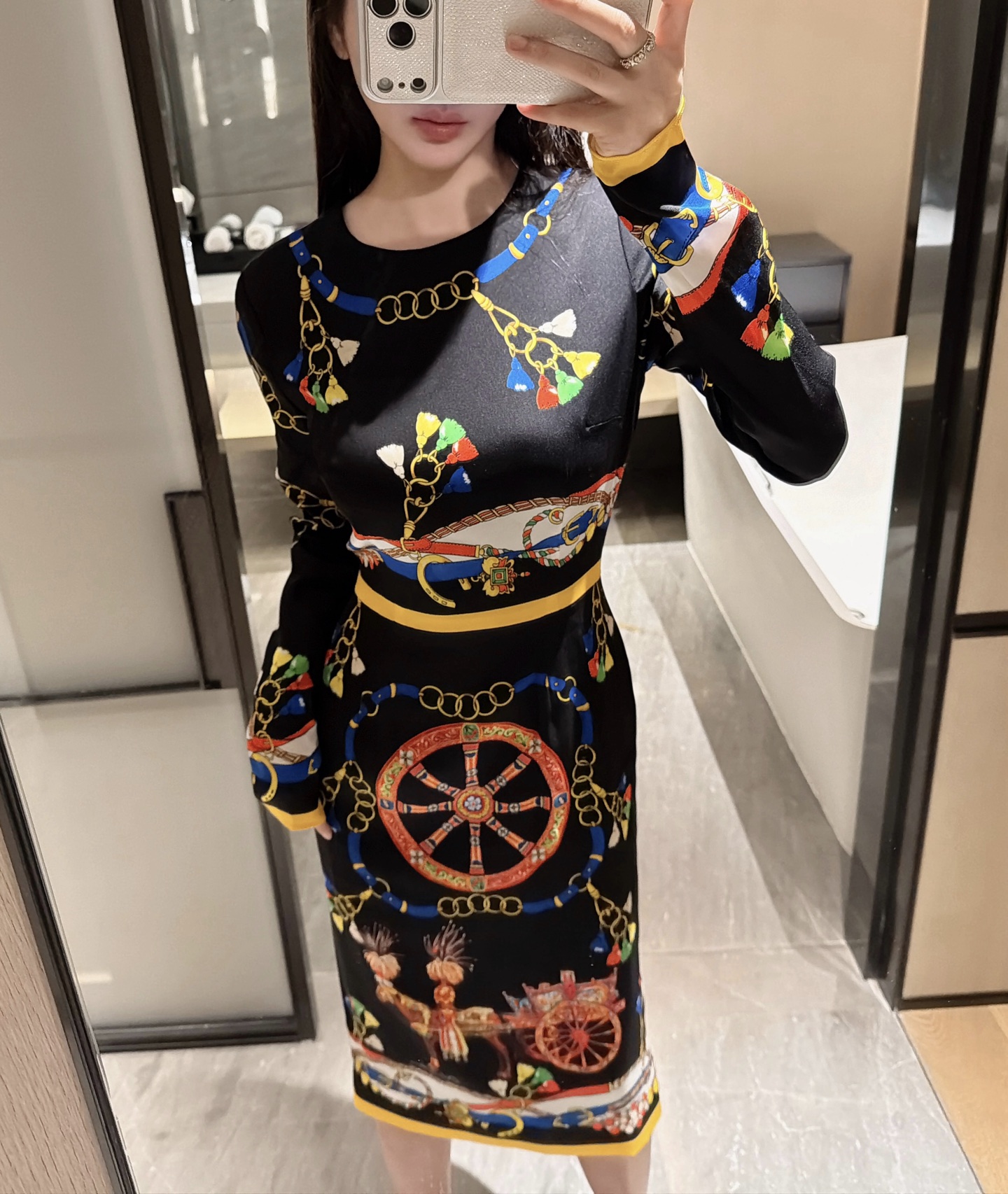 NO:748829,The new spring and summer 26 black printed dress is the flagship of the series. The complex colorful chains are intertwined with the carriage pattern, and it also incorporates Chinese roulette and other national style elements. The bright yellow and blue contrasting colors break the dull black, and the slim tailoring outlines neat lines, which combines the gentleness of Eastern women and the sophistication of the West. Ready in stock 36-38-40-42,,skirts,1986090926春夏新款黑色印花连衣裙是系列主打,繁复的彩色链条与马车纹样交织,还融入了中式轮盘等国风元素,明艳的黄蓝撞色打破黑色的沉闷,修身剪裁勾勒出利落线条,把东方女性的温婉与西方的精致都拿捏了.现货36-38-40-42,,skirts,,Women's clothing