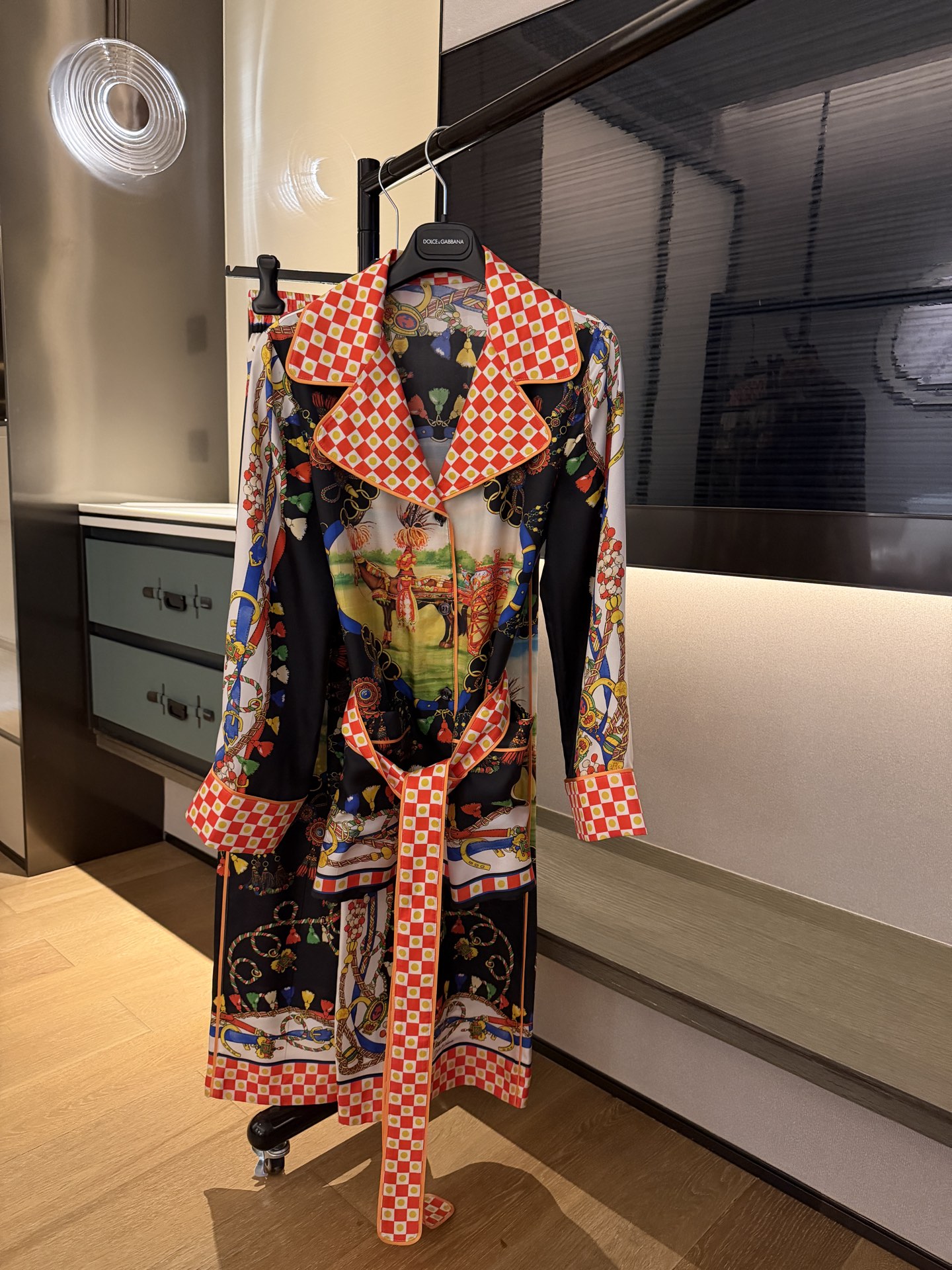 NO:751513,26 spring and summer new year of horse carriage series pajama set!  Can be worn outside, thickened silk, order available in 5 days, 36-38-40-42, real silk,1986090926春夏新款马年马车系列睡衣套装！可外穿 加厚真丝 排单5天36-38-40-42上,,real silk,,Women's clothing