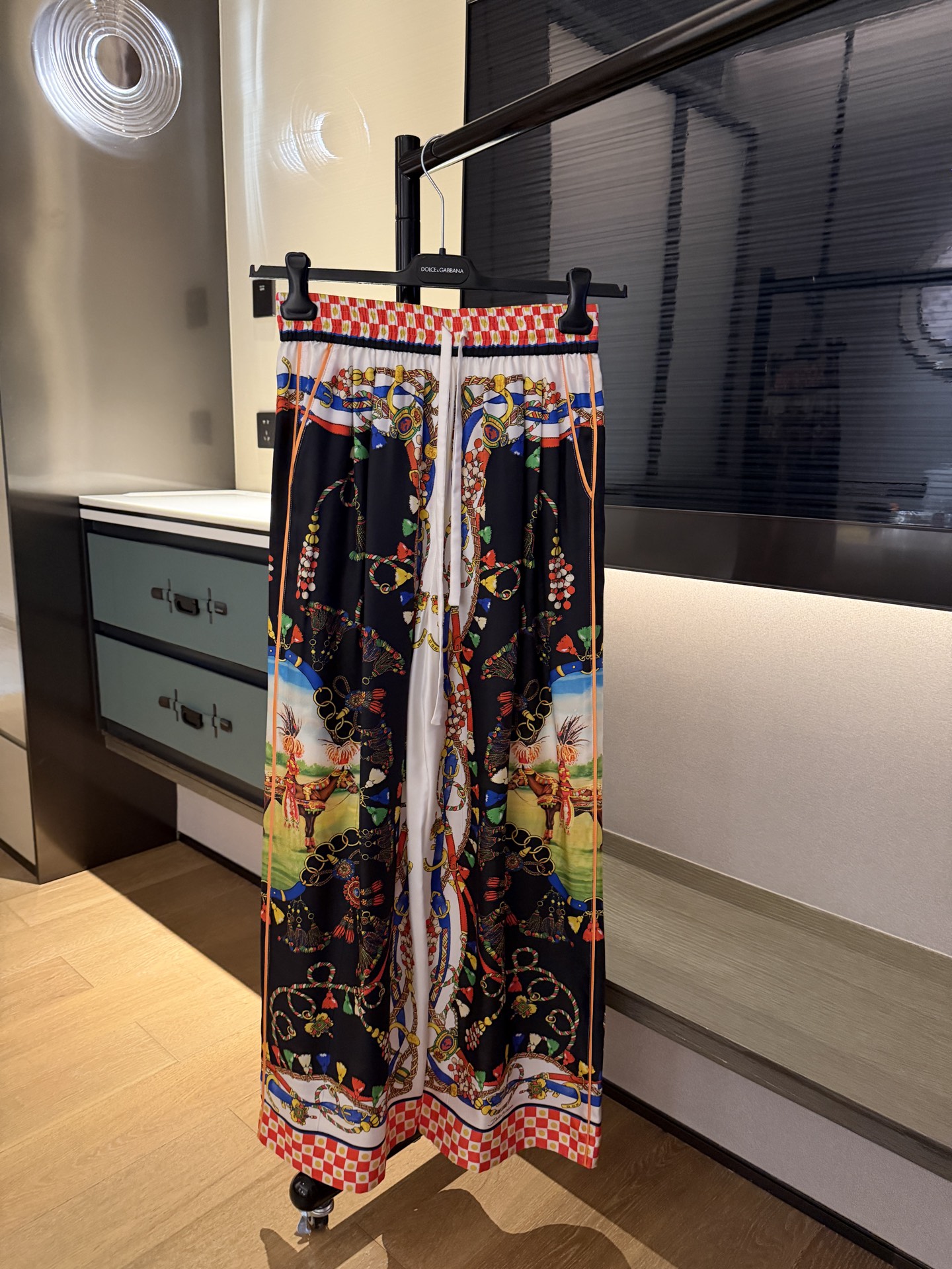 NO:751510,26 spring and summer new year of horse carriage series pajama set!  Can be worn outside, thickened silk, order 5 days 36-38-40-42,,real silk,1986090926春夏新款马年马车系列睡衣套装！可外穿 加厚真丝 排单5天36-38-40-42,,real silk,,Women's clothing