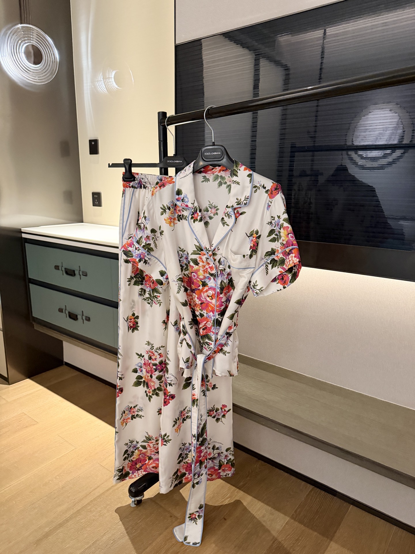 NO:752484,26 new spring and summer silk pajamas set!  Can be worn outside, order shipped on the 14th, 36-38-40-42 top, real silk,1986090926春夏新款真丝睡衣套装！可外穿排单14号出货36-38-40-42上衣,,real silk,,Women's clothing