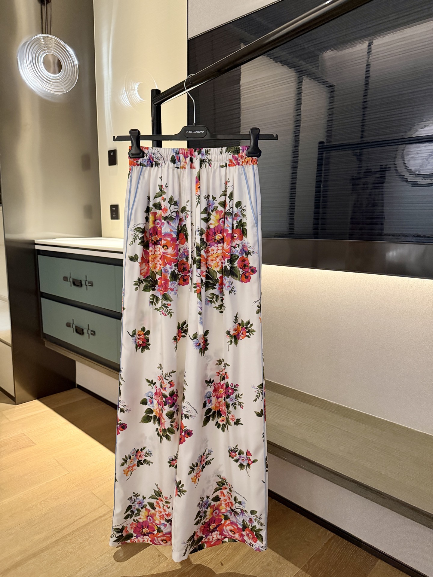 NO:752501,26 new spring and summer silk pajamas set!  Can be worn outside, order shipped on the 14th, 36-38-40-42, real silk,1986090926春夏新款真丝睡衣套装！可外穿排单14号出货36-38-40-42,,real silk,,Women's clothing