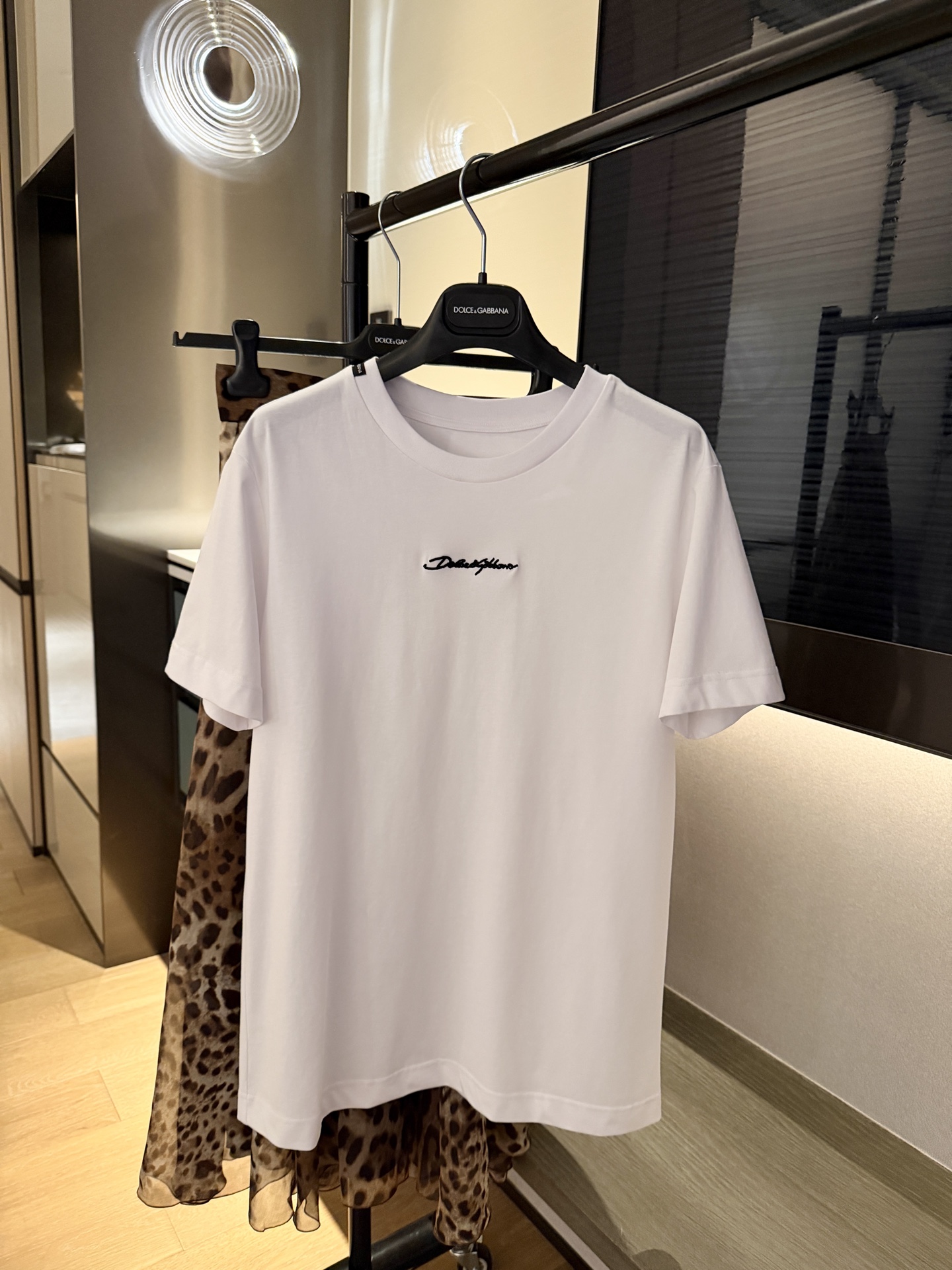 NO:752962,26 spring and summer new style white T with embroidery, versatile style in stock 36-38-40-42p,,1986090926春夏新款绣字白T 百搭款现货36-38-40-42p,,,Women's clothing