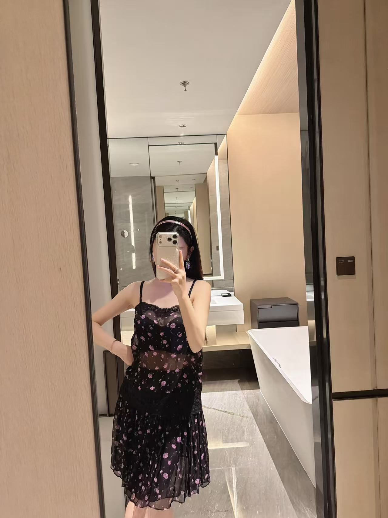 NO:796337,Tops and skirts 26 spring and summer new silk suit skirts are double-layer silk printed fabrics in stock 36-38-40-42,,skirts,real silk,19860909上衣半裙 26春夏新款真丝套装半裙是双层真丝印花面料现货36-38-40-42,,skirts,real silk,,Women's clothing