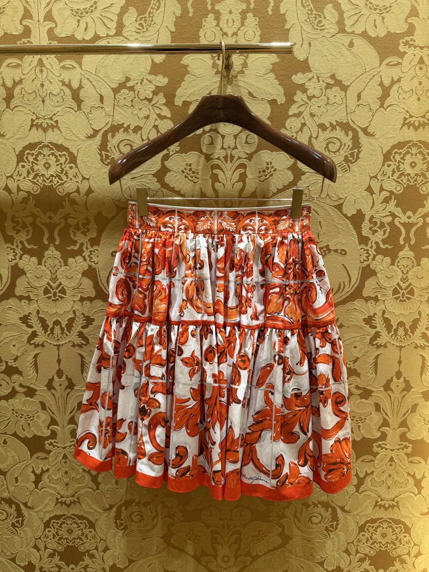 NO:860574,The new red ceramic glaze series for spring and summer 26 is here!  The skirt looks great when paired with a white T of the same color. Available now: 36-38-40-42,,skirts,1986090926春夏新款红色陶釉系列来啦！半裙搭配同色系的白T也是非常好看现货36-38-40-42,,skirts,,Women's clothing