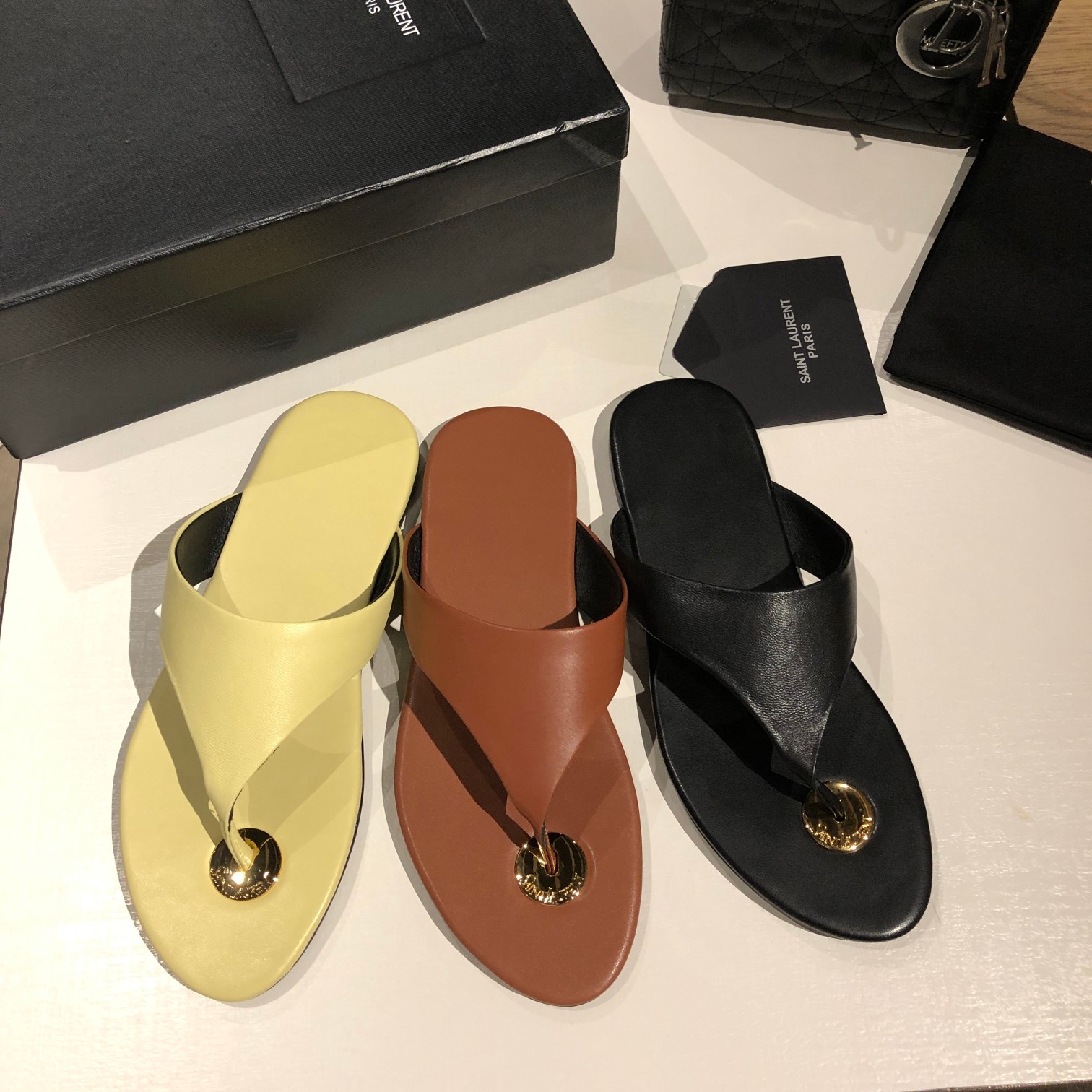 NO:236366,Picture of foot, split toe shoes19860909上脚图,分趾鞋,Women's Shoes