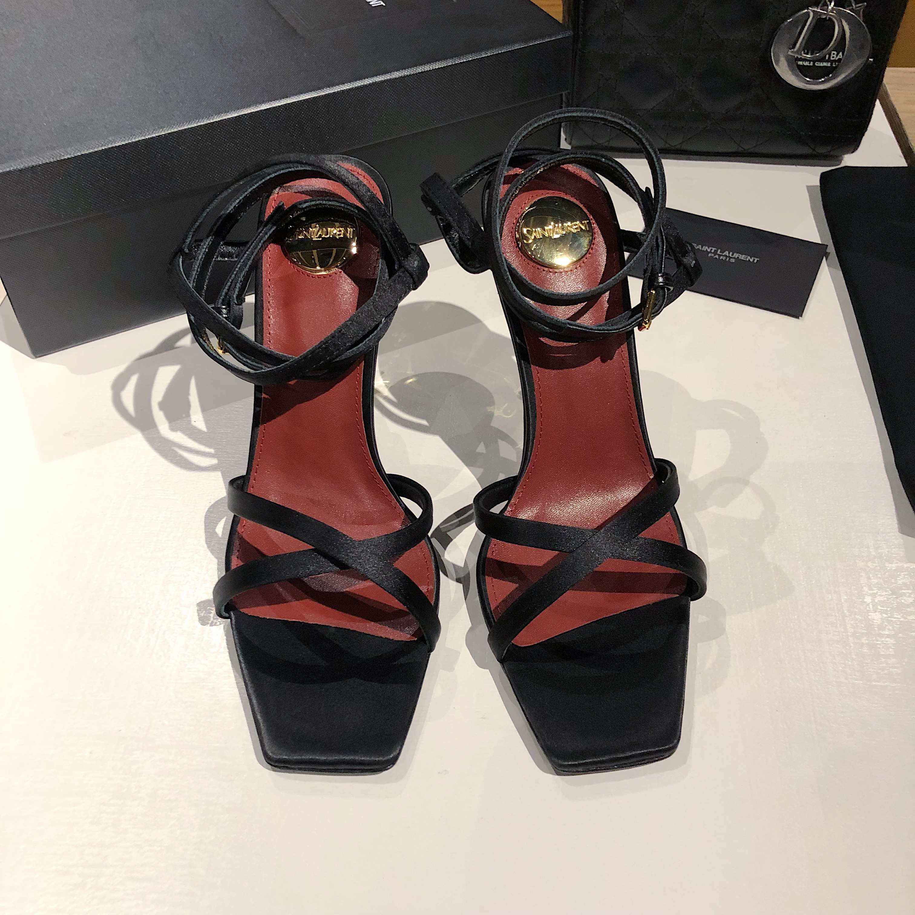 NO:227776,【Saint Lauren YSL Saint Laurent】 Whether it is a party or commuting, a pair of suitable shoes can always make you shine. Today I recommend this beautiful high-heeled sandal, the classic YSL logo heel design, comfortable   full appearance!  It doesn't matter if you are tired or tired, the key is that your appearance must be full. Upper imported from Italy silk cloth. Sole imported from Italy genuine leather sole. Foot pad: sheepskin. Heel height is about 10.5cm. Size 35-41 (customized for 40 and 41, no return or replacement) Color: ink black, champagne, ancient blue, high heels, saint laurent, saint laurent, saint laurent, saint laurent, saint laurent, sandals, high heels, sheepskin, real silk, Leather soles19860909【Saint Lauren YSL圣罗兰】 无论是派对还是通勤♀,一双合适的鞋子总能让你光彩照人.今天就向大家安利这款绝美高跟凉鞋,经典的YSL标识跟的设计,舒适 颜值度满分！累脚不累脚的无所谓,关键是颜值一定满分 鞋面意大利进口真丝布 鞋底意大利进口真皮大底 垫脚:绵羊皮 跟高约10.5cm 码数35-41（40、41定制不退不换） 颜色: 墨黑,香槟,古蓝,高跟鞋,saint laurent,saint laurent,saint laurent,sandals,high heels,sheepskin,real silk,Leather soles,Women's Shoes