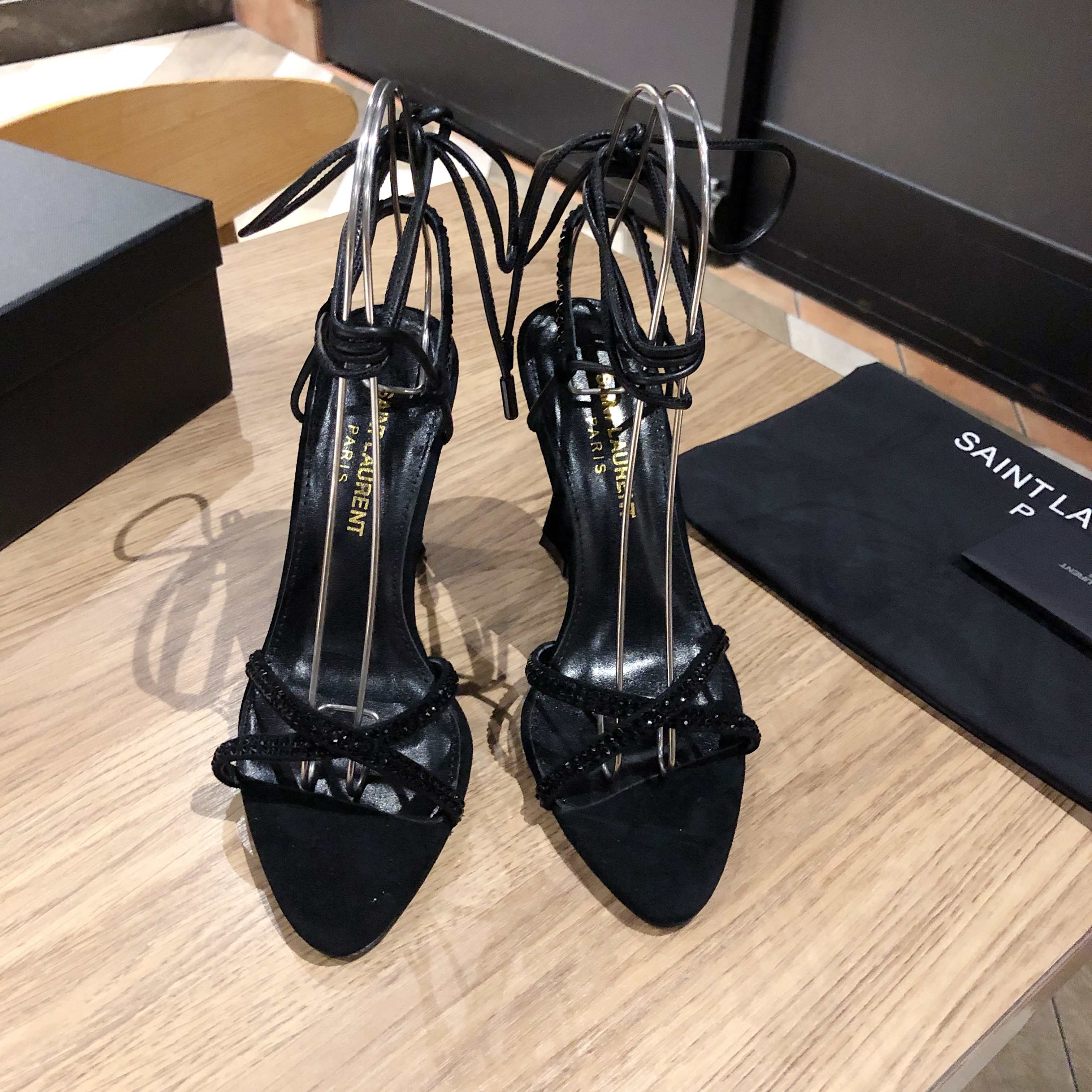 NO:247808,【Yves Saint LaurenT】YSL belt elegant and atmospheric high heel sandals 2025 new spring and summer series rear high heel sandals!  Why do you miss a pair of fairy shoes when pointed high-heeled sandals in the light summer? When you match various small skirts, you don’t pick on the feet at all. The metal belt shows a fantasy under the light. It’s so beautiful that it looks whiter and makes people feel the head full!  The delicate crystal chain decoration illuminates the delicate and elegant lines of the ankle, unleashing infinite elegance and explore more selected high heels!  Fabric silk/cowhide, outsole, leather outsole, size 35-42 (40, 41, customized) Heel height 10cm, high heels, sandals, saint laurent, saint laurent, saint laurent, saint laurent, sandals, high heels, skirts, cowhide, real silk, Leather soles19860909【Yves Saint LaurenT 圣罗兰】YSL 皮带优雅大气高跟凉鞋 2025全新春夏系列后带高跟凉鞋 ！ 尖头高跟凉鞋淡淡的夏日里怎么少得了一双仙女鞋 各种小裙子搭配起来 完全不挑脚型哦 金属皮带在光线的照耀下呈现幻彩 真的美的过分 上脚显白的让人上头！细巧水晶链饰点亮脚踝纤雅线条 释放无限优雅魅力 探索更多臻选高跟鞋！ 面料真丝/牛皮 大底真皮大底 码数35-42（40、41、定制） 跟高10cm,高跟鞋凉鞋,saint laurent,saint laurent,saint laurent,sandals,high heels,skirts,cowhide,real silk,Leather soles,Women's Shoes