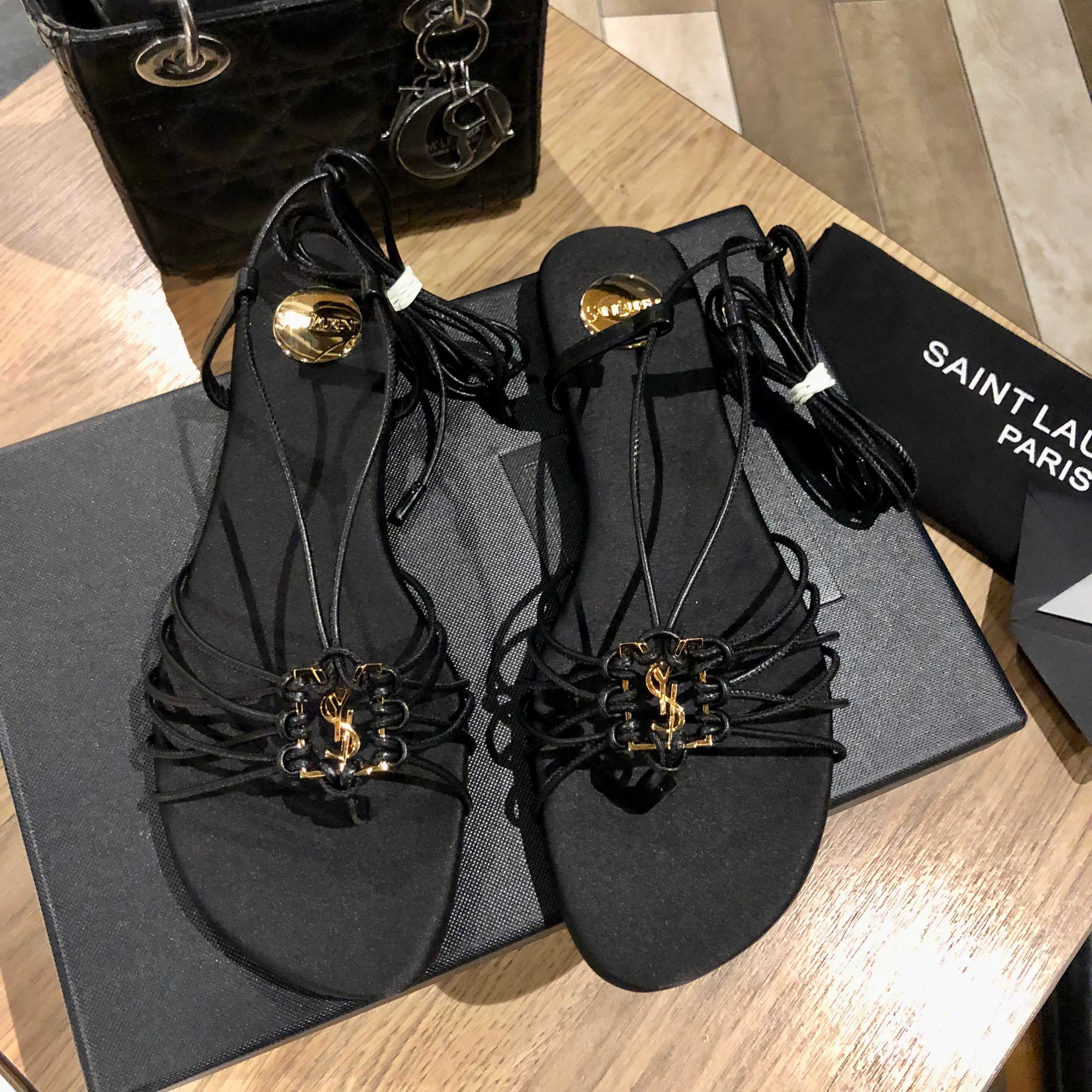 NO:407502,'SAINT LAURENT Saint Laurent' is a cool summer hit, making it a brilliant debut!  Original open mold letter buckle Italian leather outsole. Flat sole Color: black, leopard print Size: 35-40 (40 41 custom made without return), split-toe shoes, saint laurent, saint laurent, Leather soles19860909「SAINT LAURENT 圣罗兰」 夏日清凉爆款,闪亮登场！ 原版开模字母扣 意大利真皮大底. 平底 颜色:黑色,豹纹 Size:35-40（40 41订做不退换),分趾鞋,saint laurent,saint laurent,Leather soles,Women's Shoes