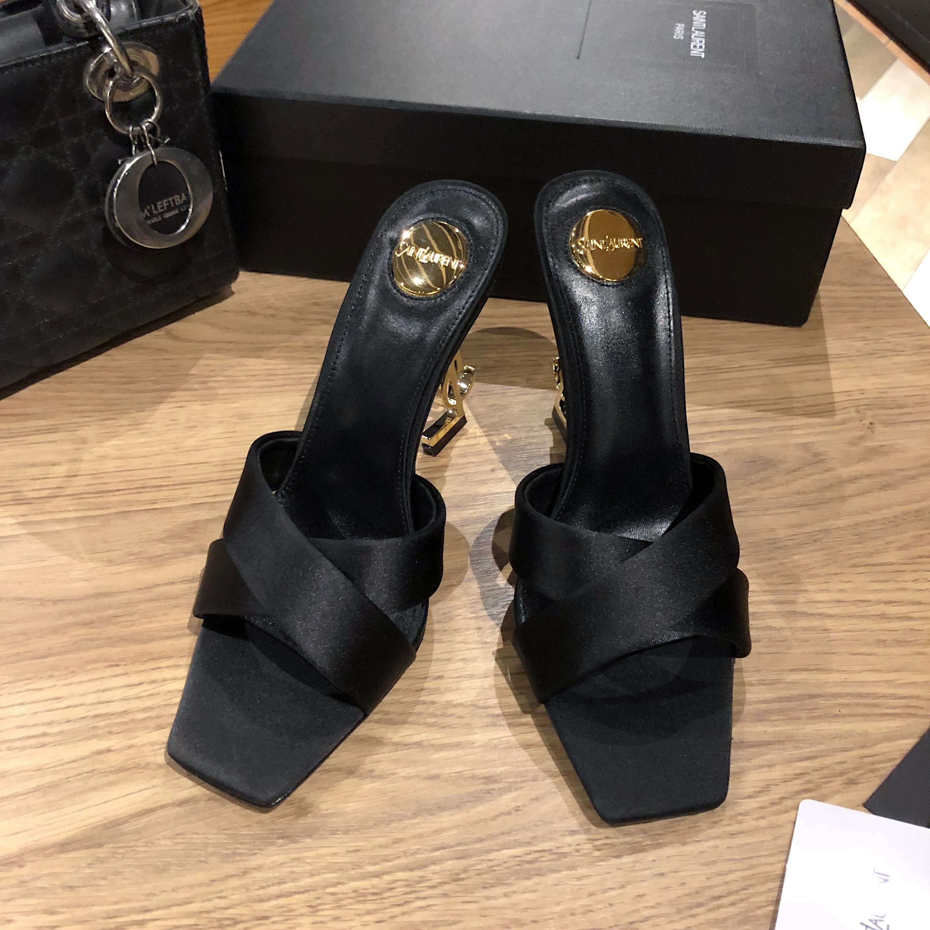 NO:407499,,SAINT LAURENT PARIS Saint Laurent 2025 spring and summer new Roman style high heels women's shoes YSL celebrity same style letter heels round toe cross-tie slippers Material: imported silk upper + water dyed sheepskin + Italian leather outsole Heel height: 10.5CM Size: 35-42 (41.42 custom made without return or exchange), high heels slippers, saint laurent, saint laurent, saint laurent, saint laurent, high heels, slippers, sheepskin, real silk, Leather soles19860909,SAINT LAURENT PARIS 圣罗兰2025春夏新款罗马风格高跟女鞋 YSL明星同款字母跟圆头交叉带露趾拖鞋 材质:进口真丝鞋面+水染羊皮里+意大利真皮大底 跟高:10.5CM Size:35-42(41.42订做不退换),高跟鞋拖鞋,saint laurent,saint laurent,saint laurent,high heels,slippers,sheepskin,real silk,Leather soles,Women's Shoes