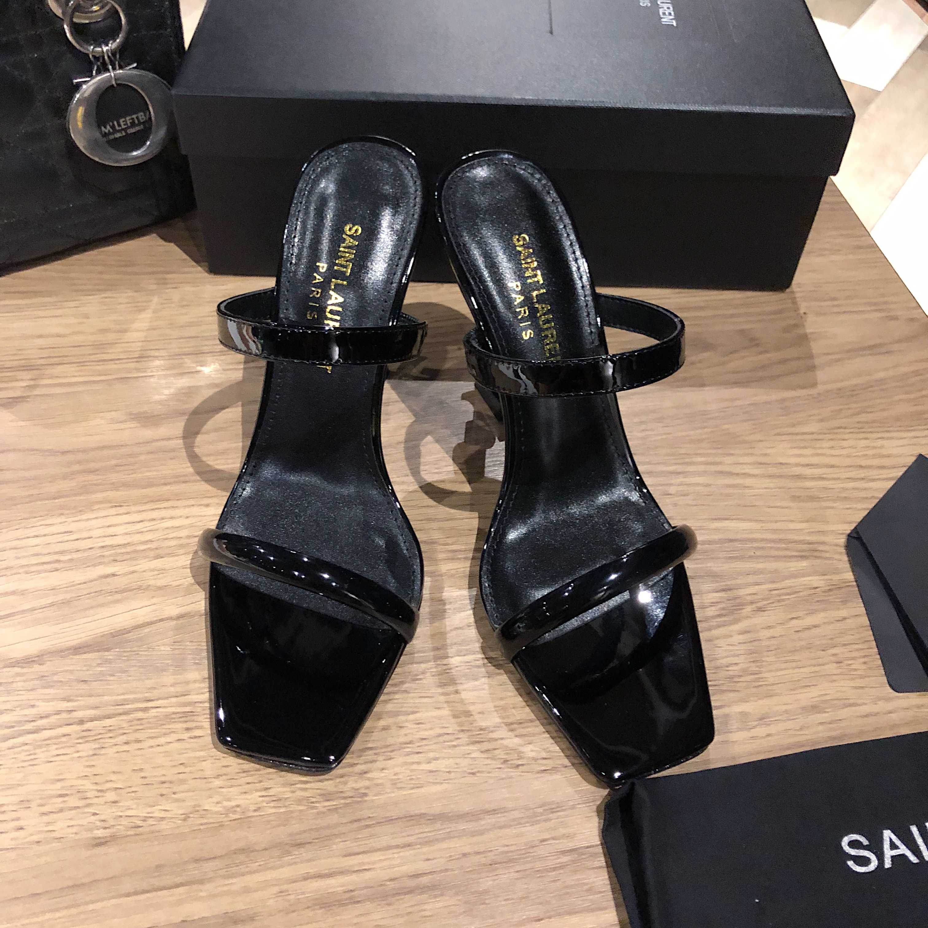 NO:407495,,SAINT LAURENT PARIS YSL Saint Laurent classic spring and summer letters and one-length striped high heels. High heels that cut men and women. I love it. It is worthy of being the brand that understands women the most. It is sold out immediately after launching. Especially the side lines are smooth and naturally slim, which makes the whole pair of shoes feel layered and feminine. No matter what style you usually have, please try it!  The upper is made of original custom material, the inner lining is mixed-bred sheepskin Italian leather outsole Heel height 10.5cm Size35-39 (customized by 40/41), high heels, saint laurent, saint laurent, saint laurent, saint laurent, high heels, slippers, sheepskin, Leather soles19860909,SAINT LAURENT PARIS YSL圣罗兰经典春夏字母跟一字带高跟拖鞋 斩男又斩女的高跟鞋 爱了 不愧是最懂女人的品牌 上新即售空 尤其是侧面线条设计流畅自然还很显瘦 让整双鞋层次感十足又富有女人味 不管你平时什么风格 请你一定要试试它！ 鞋面采用原版定制材质 内里是混种羊皮 意大利真皮大底 跟高10.5cm Size35-39（40/41定制）,高跟鞋拖鞋,saint laurent,saint laurent,saint laurent,high heels,slippers,sheepskin,Leather soles,Women's Shoes