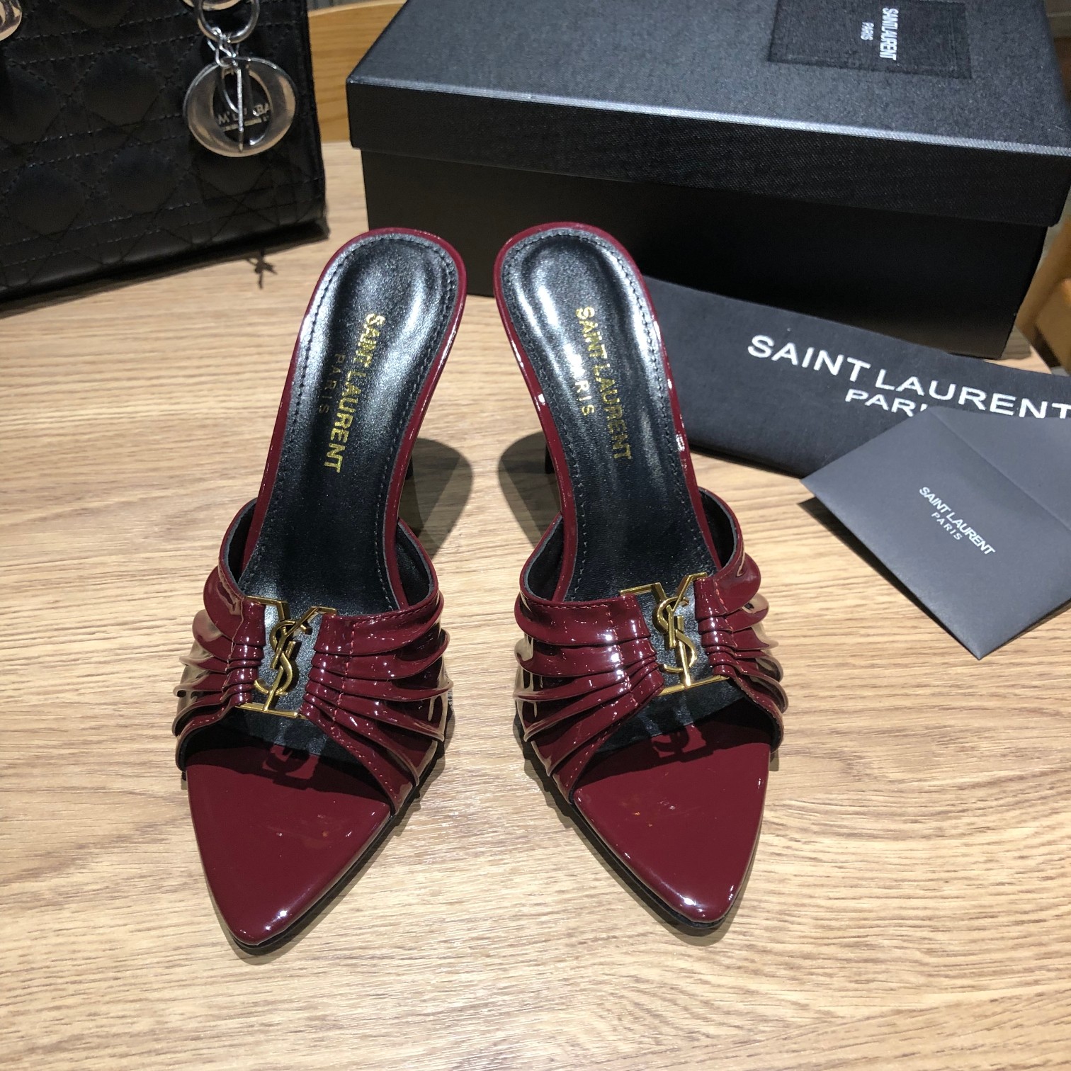 NO:407490,YSL 'SAINT LAURENT*' new summer product, elegant and atmospheric high heel sandals for metal heads ———————— 2025 new spring and summer series with square buckle high heel sandals!  Why do you miss a pair of fairy shoes in the light summer when pointed high-heeled slippers? When you match various small skirts, you don’t pick on the feet at all. The transparent flashing diamonds show a fantasy under the light. It’s so beautiful that it looks whiter and makes people feel overwhelmed!  The delicate crystal chain decoration illuminates the delicate and elegant lines of the ankle, unleashing infinite elegance and explore more selected high heels!  Fabric patent leather Inner: Imported sheepskin Outsole: genuine leather outsole Size 35-42 (customized by 40, 41, 42) Heel height 9cm, high heels, saint laurent, saint laurent, sandals, high heels, slippers, skirts, sheepskin, Leather soles19860909YSL「SAINT LAURENT*」  夏季新品 金属头优雅大气高跟凉鞋 —————————— 2025全新春夏系列后带方扣高跟凉鞋 ！ 尖头高跟拖鞋淡淡的夏日里怎么少得了一双仙女鞋 各种小裙子搭配起来 完全不挑脚型哦 通透的闪钻在光线的照耀下呈现幻彩 真的美的过分 上脚显白的让人上头！细巧水晶链饰点亮脚踝纤雅线条 释放无限优雅魅力 探索更多臻选高跟鞋！ 面料漆皮 内里: 进口绵羊皮 大底: 真皮大底 码数35-42（40、41、42定制） 跟高9cm,高跟鞋拖鞋,saint laurent,saint laurent,sandals,high heels,slippers,skirts,sheepskin,Leather soles,Women's Shoes