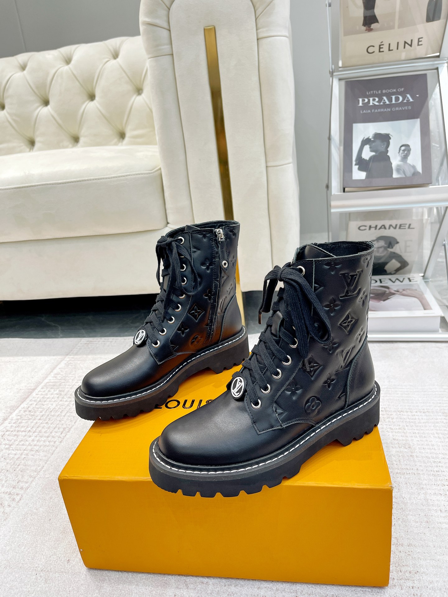 NO:236818,Louis Vuitton Martin boots market quality and purchasing level original single exclusive materials combined with fine texture calfskin, which is interestingly deconstructed by Louis Vuitton's special elements. The refreshing and neat styling lines pay tribute to Louis Vuitton's travel tradition, fabric, imported cowhide. The inner foot pad sheepskin, the original model is super light foamed and the foot is super beautiful and cool!  More beautiful things, 35-42, boots, louis vuitton, louis vuitton, boots, cowhide, sheepskin19860909Louis Vuitton 路易威登 马丁靴市场高端产品质量、代购级别原版原单专属材料搭纹理细致的小牛皮,对路易威登特色元素进行饶有趣味的解构.清爽利落的造型线条、致敬路易威登旅行传统,面料,进口牛皮.内里垫脚羊皮,原版开模超轻发泡大底 上脚超美超酷！实物更美,35-42,靴子,louis vuitton,louis vuitton,boots,cowhide,sheepskin,Women's Shoes