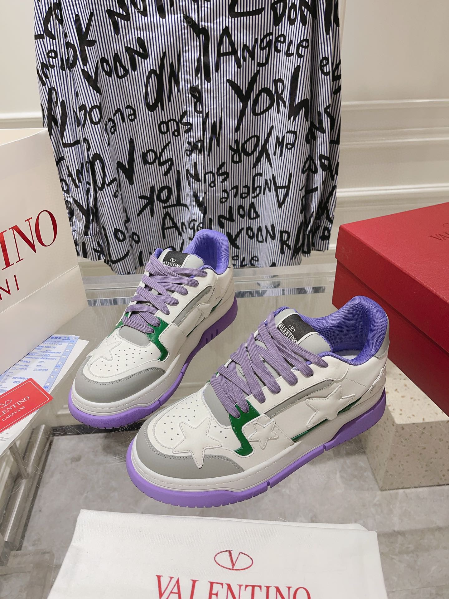 NO:234581,/330 VALENTINO series Couple style casual sneakers CD skateboard shoes original 1:1 development. This sneaker is a new product for the 2024 spring couple wear series, becoming a classic VALENTINO product. It is carefully crafted in gray and white smooth cowhide leather, with printed logo on the sides. The tongue, sole and rear trim enhance the style with various special details, and eyelet details, surface thread and rivets highlight the dynamic charm of its sporty style. With a two-color TPU sole, it can be matched with various clothing to create a delicate shape. It is comfortable to put on the feet. Original custom calf leather, inner lining, original custom breathable inner lining, original open mold TPU combination sole, bottom thickness 3CM Size women's size 35-41  Size: Men's size 39-45, casual shoes/sports shoes, valentino, sneakers, cowhide19860909/330 VALENTINO系列 情侣款 休闲运动鞋 CD 滑板鞋 原版1:1开发, 这款 运动鞋是二零二四春季情侣装系列新品,,成为 VALENTINO经典单品.采用灰色和白色光滑牛皮革精心制作,侧面饰以印花标志.鞋舌、鞋底和后侧饰以各种特色细节提升格调,而孔眼细节、缉面线和铆钉更是突显其运动风格的动感魅力.带有双色TPU鞋底,可搭配各式服饰,打造精致造型.上脚舒适. 面料原版定制小牛皮 内里原版定制透气内里 大底原版开模TPU组合大底 底厚3CM Size女码35-41 Size:男码39-45,休闲鞋/运动鞋,valentino,sneakers,cowhide,Women's Shoes