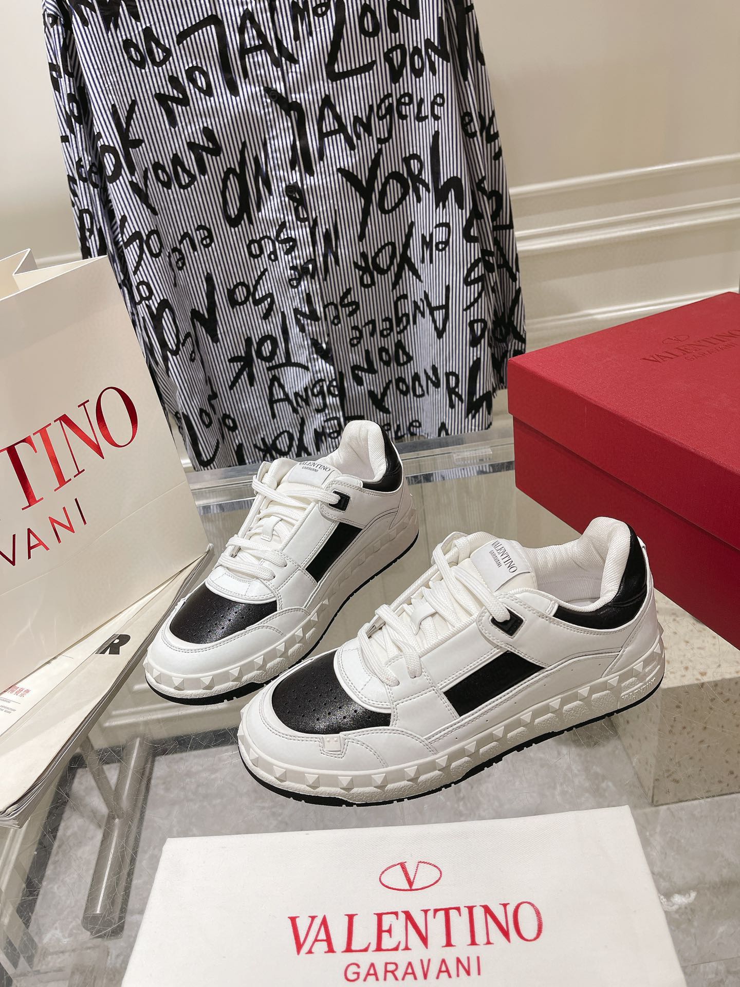 NO:234583,/310 VALENTINO series Couple style casual sneakers CD skateboard shoes original 1:1 development. This sneaker is a new product for the 2024 spring couple wear series, becoming a classic VALENTINO product. It is carefully crafted in gray and white smooth cowhide leather, with printed logo on the sides. The tongue, sole and back are decorated with various special details to enhance the style, while the eyelet details, surface lines and rivets highlight the dynamic charm of its sporty style. With a two-color TPU sole, it can be matched with various clothing to create a delicate shape. It is comfortable to put on the feet. Original custom calf leather, inner lining, original custom breathable inner lining, original open mold TPU combination sole, bottom thickness 3CM Size women's size 35-41  Size: Men's size 39-45, casual shoes/sports shoes, valentino, sneakers, cowhide19860909/310 VALENTINO系列 情侣款 休闲运动鞋 CD 滑板鞋 原版1:1开发, 这款 运动鞋是二零二四春季情侣装系列新品,,成为 VALENTINO经典单品.采用灰色和白色光滑牛皮革精心制作,侧面饰以印花标志.鞋舌、鞋底和后侧饰以各种特色细节提升格调,而孔眼细节、缉面线和铆钉更是突显其运动风格的动感魅力.带有双色TPU鞋底,可搭配各式服饰,打造精致造型.上脚舒适. 面料原版定制小牛皮 内里原版定制透气内里 大底原版开模TPU组合大底 底厚3CM Size女码35-41 Size:男码39-45,休闲鞋/运动鞋,valentino,sneakers,cowhide,Women's Shoes