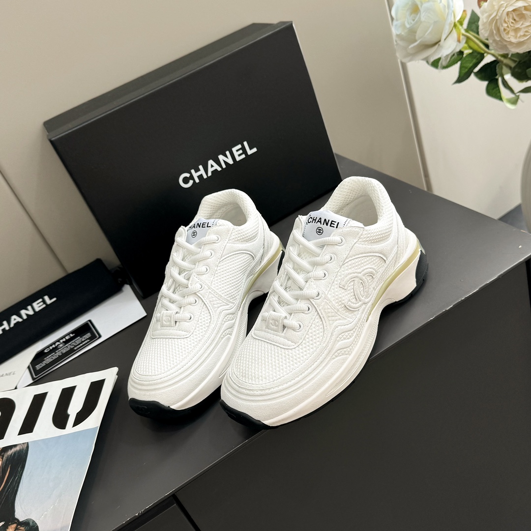 NO:234610,/330 [Men and Women] [Top Version] Chanel 25C Early Spring Vacation Series Little Flavor Metal Casual Sports Shoes Gold and Silver Horn King Latest Foreign Show Series Chanel 2025 Early Spring Series is held in the world's second smallest country. The series is inspired by Monaco's international seaside lifestyle. From the F1 racing track to the beach pool, from the casino to the tennis court, it has created a variety and unique new series of racers' helmets, one-piece suits and other elements have been reinterpreted to make it look more fashionable. The delivery counter is exquisitely packaged. Fabric: original imported metal cowhide   technology fabric. The inner lining is customized breathable net. The sole is original and the original opening mold is ultra-light foamed combination sole. The sole is 3.5CM thick. Size: women 35~42, men 39~45, casual shoes/sports shoes, chanel, chanel, alexander  wang,sneakers,cowhide19860909/330【男女款】【顶级版本】 Chanel香奈儿25C 早春度假系列 小香 金属 休闲 运动鞋 金 银角大王 最新国外走秀系列Chanel 香奈儿 2025 早春系列在世界第二小国举办.系列以摩纳哥国际化的海滨生活方式为灵感,从F1赛车赛道到海滩泳池,从赌场到网球场,打造了多样且别致的全新系列赛车手的头盔,连身套装等元素经过重新诠释更显时尚感 配送专柜精美包装 面料:原版进口金属牛皮 科技面料 内里原版定制透气网里 鞋底原版开模超轻发泡组合大底 底厚3.5CM Size:女35～42,男39～45,休闲鞋/运动鞋,chanel,chanel,alexander wang,sneakers,cowhide,Women's Shoes