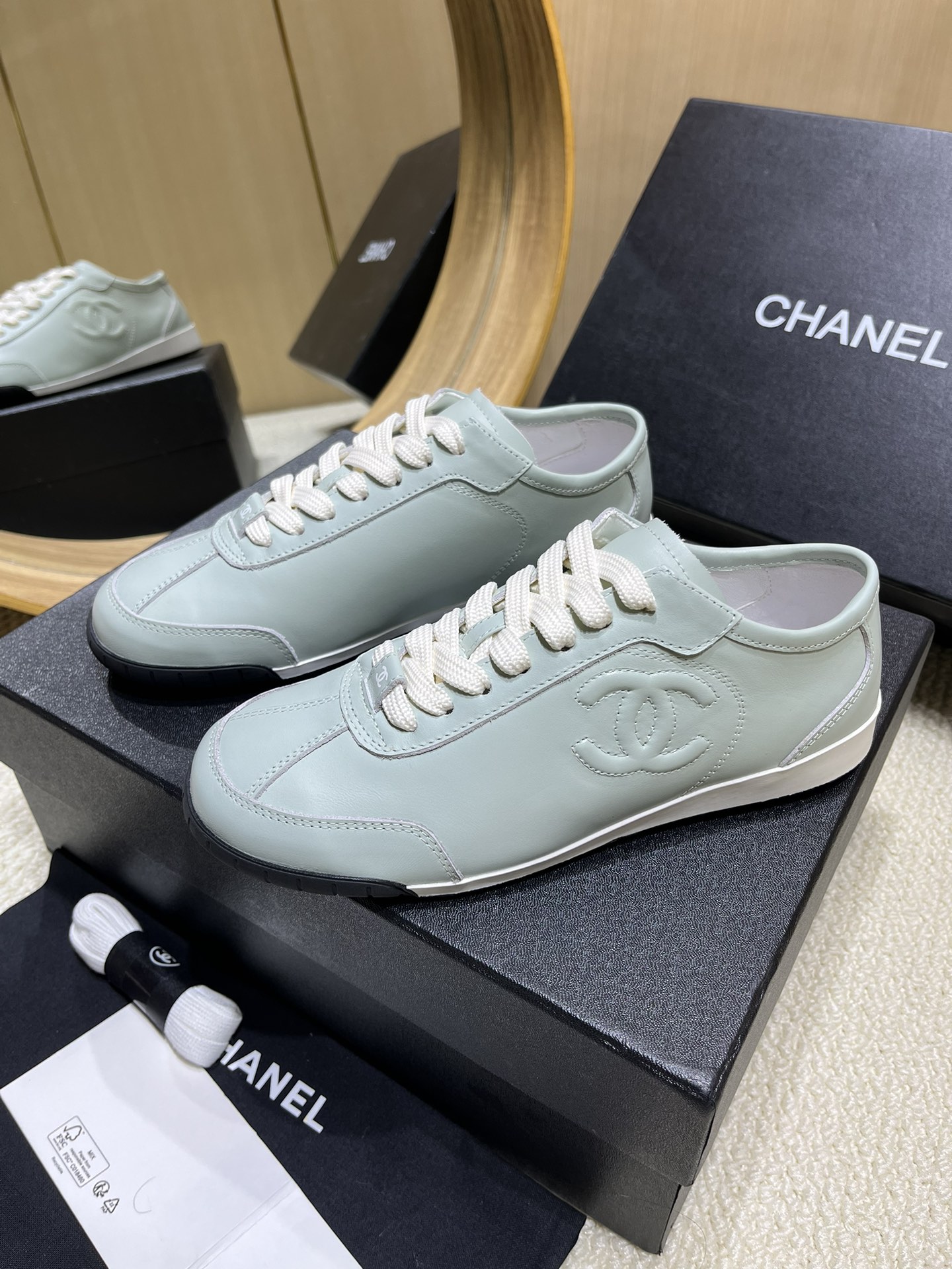 NO:245726,[Full leather] Chanel - top casual sneakers for counter This classic design; the upper has a variety of craftsmanship styles; the sole is fashionable and sporty; it is an extraordinary variety of color matching elements... The diversified mix and match is very beautiful and versatile, casual, fashionable, sports, and outdoors can be taken into consideration... Go material The upper is made of original imported cowhide The inner is made of original imported breathable sheepskin Outsole According to original TPU outsole The counter is made of high-quality packaging for women 35–41, casual shoes/sports shoes, chanel, chanel, sneakers, cowhide, sheepskin19860909【全皮】 Chanel香奈儿——专柜顶级休闲款运动鞋 这款经典设计；鞋面多种工艺的风格；大底却时尚运动；不平凡的拥入了多种配色元素…… 多元化混搭非常好看百搭,休闲,时尚,运动,户外都能兼顾…… Go 材料 鞋面采用 原版进口牛皮 内里采用 原版进口透气羊皮 大底根据 原版TPU大底 专柜精品包装全套女35–41,休闲鞋/运动鞋,chanel,chanel,sneakers,cowhide,sheepskin,Women's Shoes