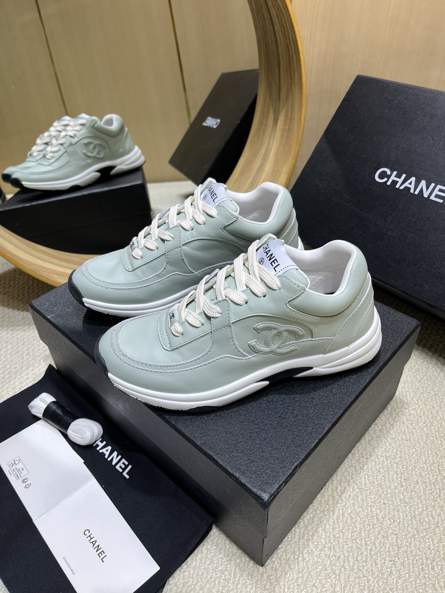 NO:234592,/270 [Full leather] Chanel - top casual sneakers for counter This classic design; the upper has a variety of craftsmanship styles; the sole is fashionable and sporty; it is an extraordinary variety of color matching elements... The diversified mix and match is very beautiful and versatile, casual, fashionable, sports, and outdoors can be taken into account... Go material The upper is made of original imported cowhide The inner is made of original imported breathable sheepskin. The sole is based on original TPU sole. The counter is made of full set of fine packaging. Size: women 35~42, men 39~46 (women 42, men 45, 46 are not returned or exchanged), dad shoes, chanel, chanel, sneakers, cowhide, sheepskin19860909/270【全皮】 Chanel香奈儿——专柜顶级休闲款运动鞋 这款经典设计；鞋面多种工艺的风格；大底却时尚运动；不平凡的拥入了多种配色元素…… 多元化混搭非常好看百搭,休闲,时尚,运动,户外都能兼顾…… Go 材料 鞋面采用 原版进口牛皮 内里采用 原版进口透气羊皮 大底根据 原版TPU大底 专柜精品包装全套 码数:女35～42、男39～46（女42、男45、46不退换）,老爹鞋,chanel,chanel,sneakers,cowhide,sheepskin,Women's Shoes