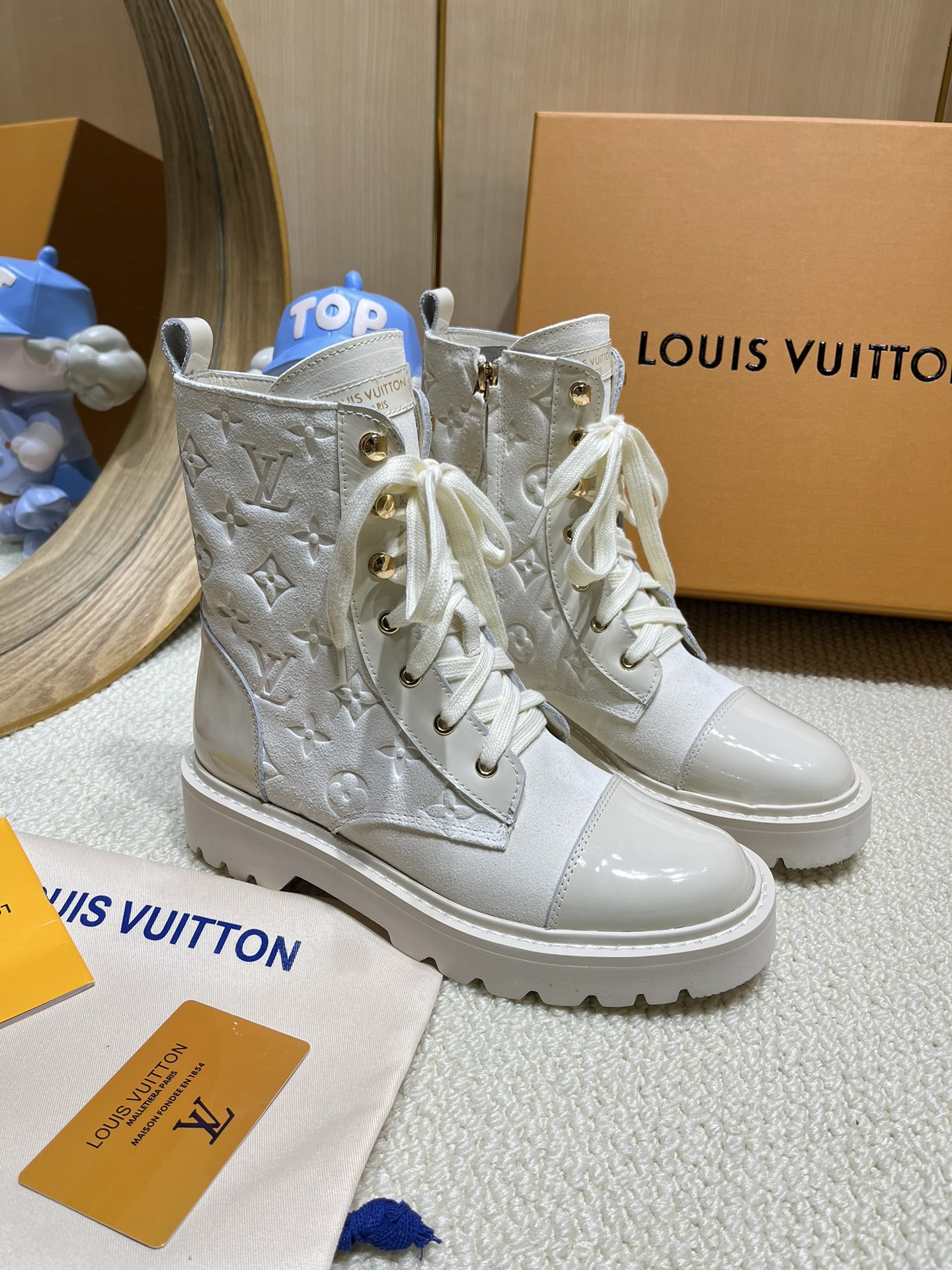 NO:408046,【High quality】【Official version】 Louis Vuitton Martin boots market high-end product quality, purchasing level original original single exclusive material with fine texture calfskin, interesting deconstruct Louis Vuitton's special elements. The refreshing and neat styling lines pay tribute to Louis Vuitton's travel tradition, fabric, imported cowhide. The inner foot pad sheepskin, the original model is super light foamed and the foot is super beautiful and cool!  More beautiful things, 35-42, boots, louis vuitton, louis vuitton, boots, cowhide, sheepskin19860909【高品质】【正式版面】 Louis Vuitton 路易威登 马丁靴市场高端产品质量、代购级别原版原单专属材料搭纹理细致的小牛皮,对路易威登特色元素进行饶有趣味的解构.清爽利落的造型线条、致敬路易威登旅行传统,面料,进口牛皮.内里垫脚羊皮,原版开模超轻发泡大底 上脚超美超酷！实物更美,35-42,靴子,louis vuitton,louis vuitton,boots,cowhide,sheepskin,Women's Shoes