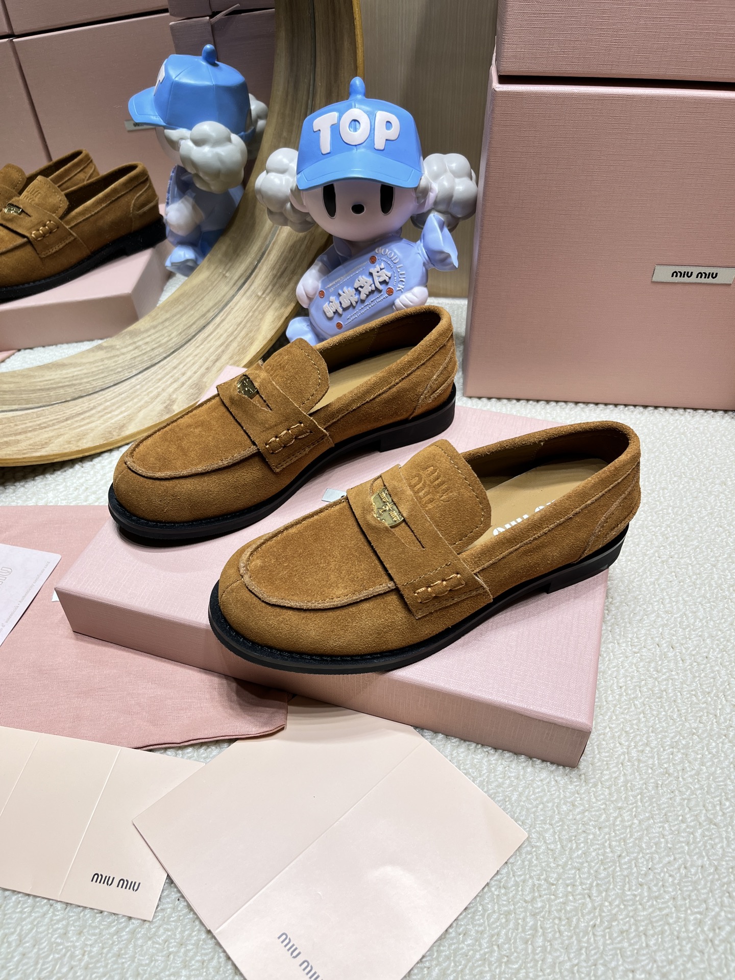 NO:236532,MIUMIU * 24/New thick-soled coin loafers Miu is simply popular this year, different from the classic model!  Increased heel height!  It's super easy to leave with 6CM!  Pull the leg shape to pull the height!  New counter with thick sole, easy to lengthen the legs. Imported beaded beaded cowhide material, sheepskin inner lining, rich design details, all the love-to-beaded beaded cowhide/stained cowhide, original sole open molded sole, sole height 6CM top quality 35-40 (40 custom made without return or exchange), fisherman's shoes, miumiu, loafers, espadrilles, cowhide, sheepskin19860909MIUMIU 缪缪 * 24/新款厚底钱币乐福鞋 今年Miu简直是火爆了 区别于经典款！增加了跟高！粗跟6CM超级好走！拉腿型拉身高！专柜新款厚底加持,轻松拉长腿型 进口开边珠牛皮材质,羊皮内里,设计细节丰富,一整个爱住 鞋面开边珠牛皮/擦色牛皮 大底原版开模大底 底高6CM 顶级精品 35-40（40定制不退换）,渔夫鞋,miumiu,loafers,espadrilles,cowhide,sheepskin,Women's Shoes
