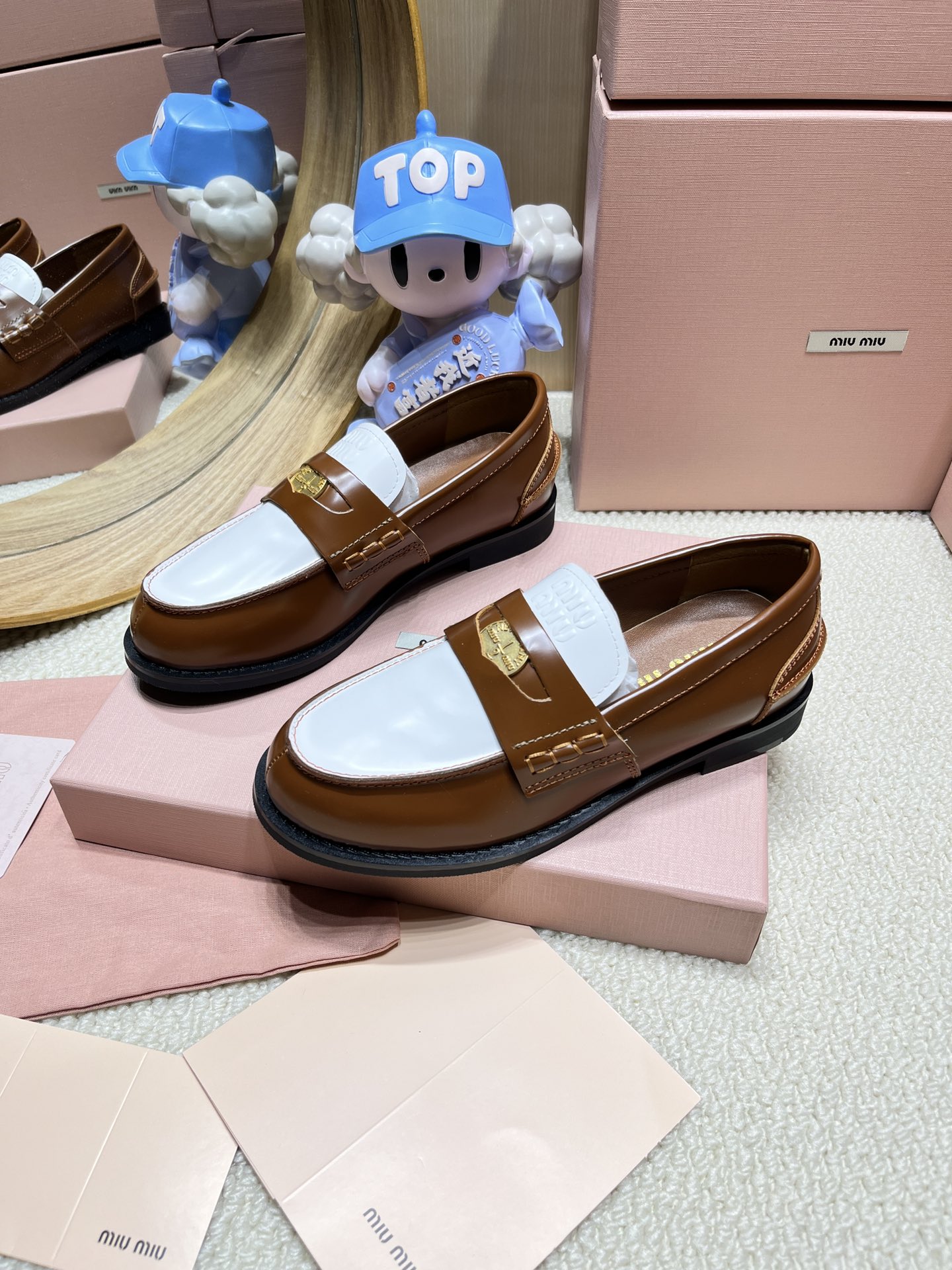 NO:236520,MIUMIU * 24/New thick-soled coin loafers Miu is simply popular this year, different from the classic model!  Increased heel height!  It's super easy to leave with 6CM!  Pull the leg shape to pull the height!  New counter with thick sole, easy to lengthen the legs. Imported beaded beaded cowhide material, sheepskin inner lining, rich design details, all the love-to-beaded beaded cowhide/stained cowhide, original sole open molded sole, sole height 6CM, top quality 35-40 (40 custom made without return), loafers, miumiu, loafers, cowhide, sheepskin19860909MIUMIU 缪缪 * 24/新款厚底钱币乐福鞋 今年Miu简直是火爆了 区别于经典款！增加了跟高！粗跟6CM超级好走！拉腿型拉身高！专柜新款厚底加持,轻松拉长腿型 进口开边珠牛皮材质,羊皮内里,设计细节丰富,一整个爱住 鞋面开边珠牛皮/擦色牛皮 大底原版开模大底 底高6CM 顶级精品 35-40（40定制不退换）,乐福鞋,miumiu,loafers,cowhide,sheepskin,Women's Shoes