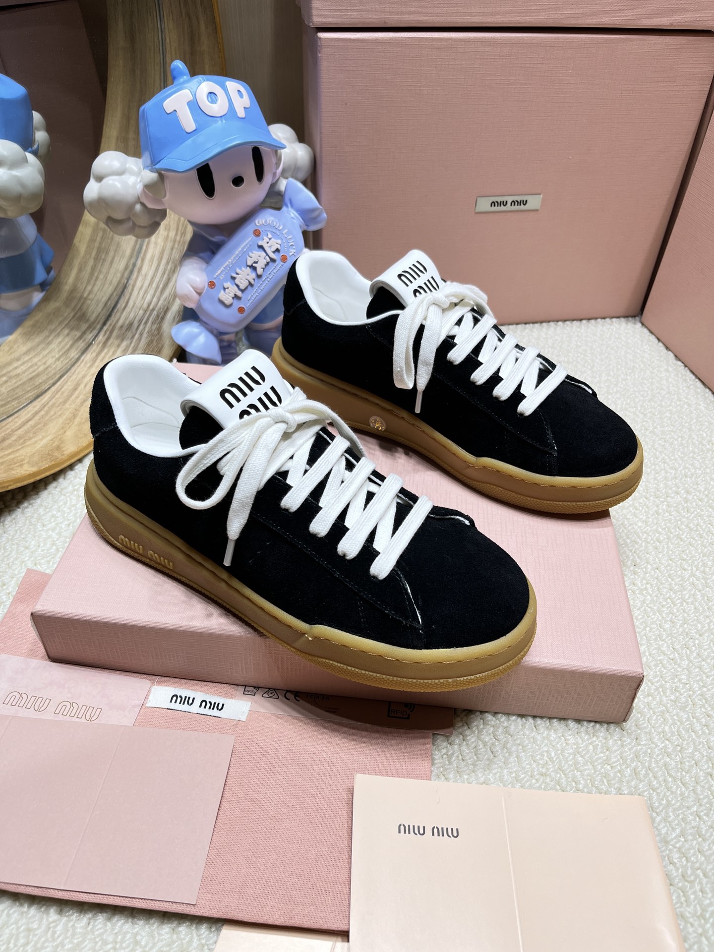 NO:236537,Miumiu's new dirty white shoes are still classic and fashionable, with simple grating design!  Quality is always gray!  Miumiu dirty white shoes, the avant-garde and bold MiuMiu style is integrated into the simple lines of this bleached leather sneaker, paired with a unique logo on the tongue and back, and the upper is made of a retro design in color, which can be fully adapted to various occasions. The inner sheepskin feels super comfortable, the outsole is very light, and the screen-printed engraving logo adds the iconic brand style. The sole is 3.5cm thick, size 35-40, casual shoes/sports shoes, miumiu, sneakers, sheepskin19860909miumiu新款擦色脏脏小白鞋依旧经典时尚 简约的格板设计！品质灰常牛！Miumiu 擦色脏脏小白鞋,前卫大胆的MiuMiu风格融于此款漂白皮革运动鞋的简约线条,搭以别致的徽标饰于鞋舌和背面,鞋面采用 擦色复古设计,可以完全适应各种场合穿搭. 内里羊皮,脚感超级舒适,大底非常轻盈,网印刷刻字徽标平添标志性的品牌格调. 底厚3.5cm 码数35-40,休闲鞋/运动鞋,miumiu,sneakers,sheepskin,Women's Shoes